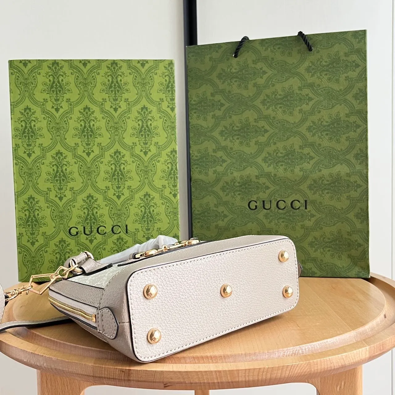 Upgraded version #💰300 Model: 640716 Mini Size: 20x19.5x7.5cm, Gucci💝💝𝙃𝙤𝙧𝙨𝙚𝙗𝙞𝙩 𝟭𝟵𝟱𝟱Mini shell bag, share a little cutie that can blow up the streets❗️The previous large shells were already attractive enough, but I didn’t expect that now there is a more powerful cutie, which is completely irresistible. It's the kind of item that makes you want to buy it after just one look at it. Super invincible and beautiful! Recommended! !