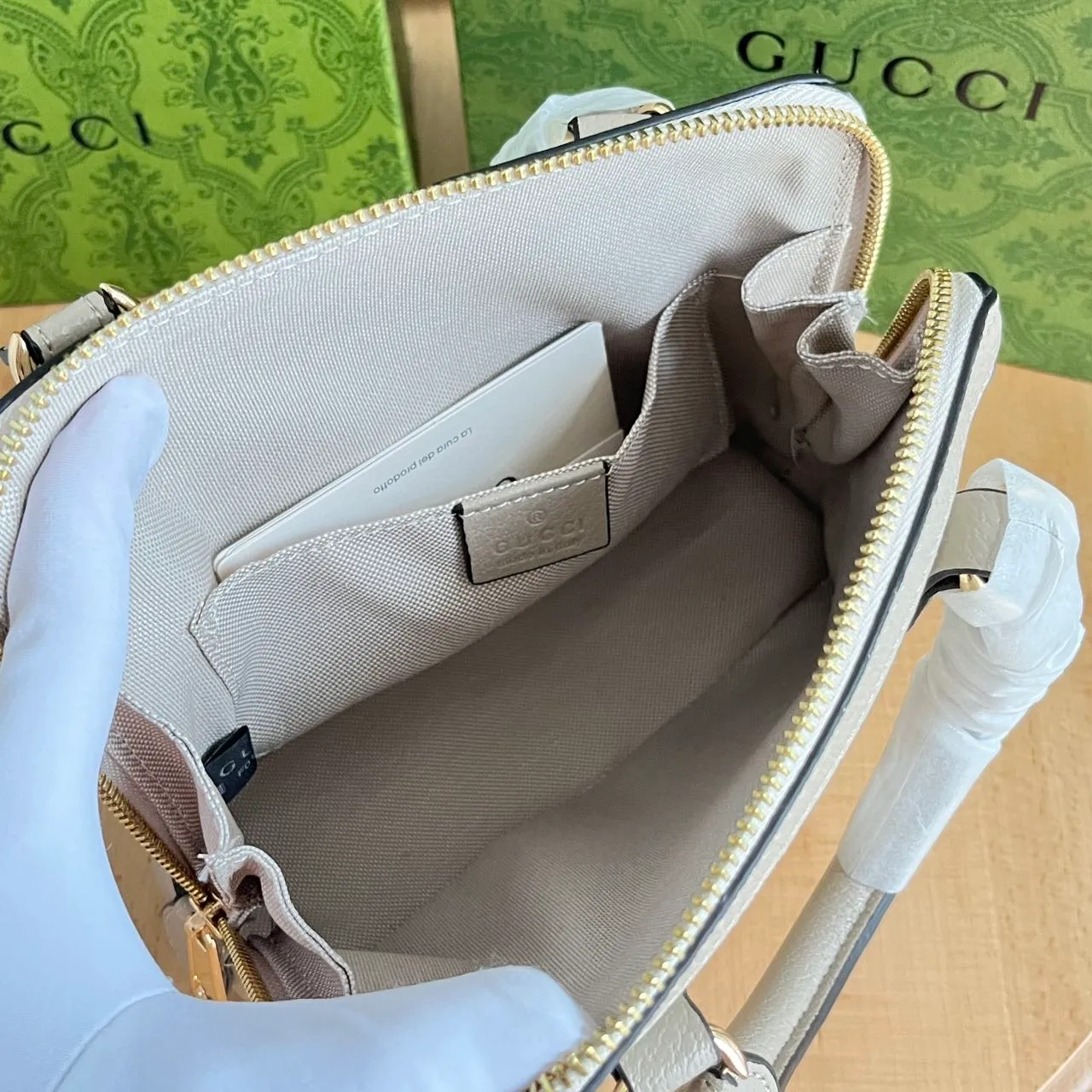 Upgraded version #💰300 Model: 640716 Mini Size: 20x19.5x7.5cm, Gucci💝💝𝙃𝙤𝙧𝙨𝙚𝙗𝙞𝙩 𝟭𝟵𝟱𝟱Mini shell bag, share a little cutie that can blow up the streets❗️The previous large shells were already attractive enough, but I didn’t expect that now there is a more powerful cutie, which is completely irresistible. It's the kind of item that makes you want to buy it after just one look at it. Super invincible and beautiful! Recommended! !