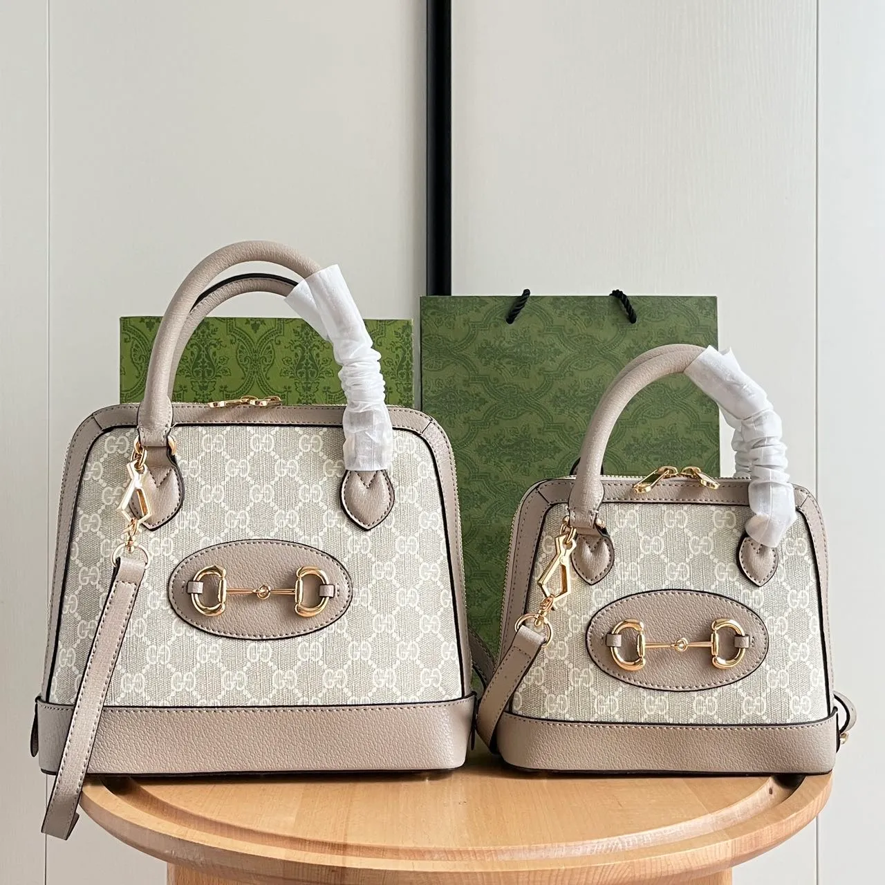 Upgraded version #💰300 Model: 640716 Mini Size: 20x19.5x7.5cm, Gucci💝💝𝙃𝙤𝙧𝙨𝙚𝙗𝙞𝙩 𝟭𝟵𝟱𝟱Mini shell bag, share a little cutie that can blow up the streets❗️The previous large shells were already attractive enough, but I didn’t expect that now there is a more powerful cutie, which is completely irresistible. It's the kind of item that makes you want to buy it after just one look at it. Super invincible and beautiful! Recommended! !