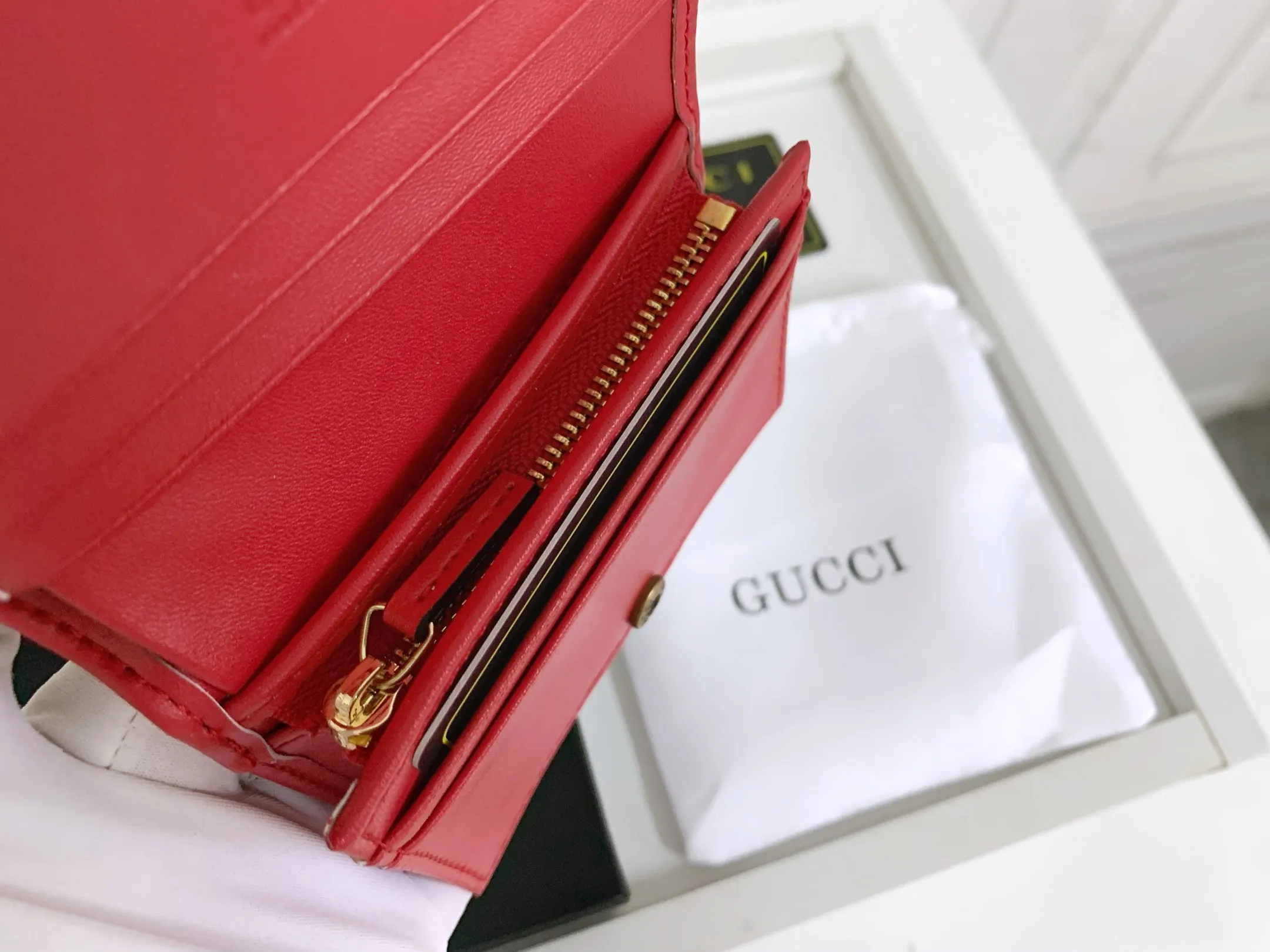 💰150 💎 Top original leather #red❤️ New model from GUCCI, counter quality, original single leather, real shot. 2021 Early Autumn New Style🔥 GG Marmont Series❣ Flip-top card holder😘 Made of soft quilted V-shaped leather 👍 Refined with top overseas hardware😍! Model: 466492 Size: 11x8.5x3cm.