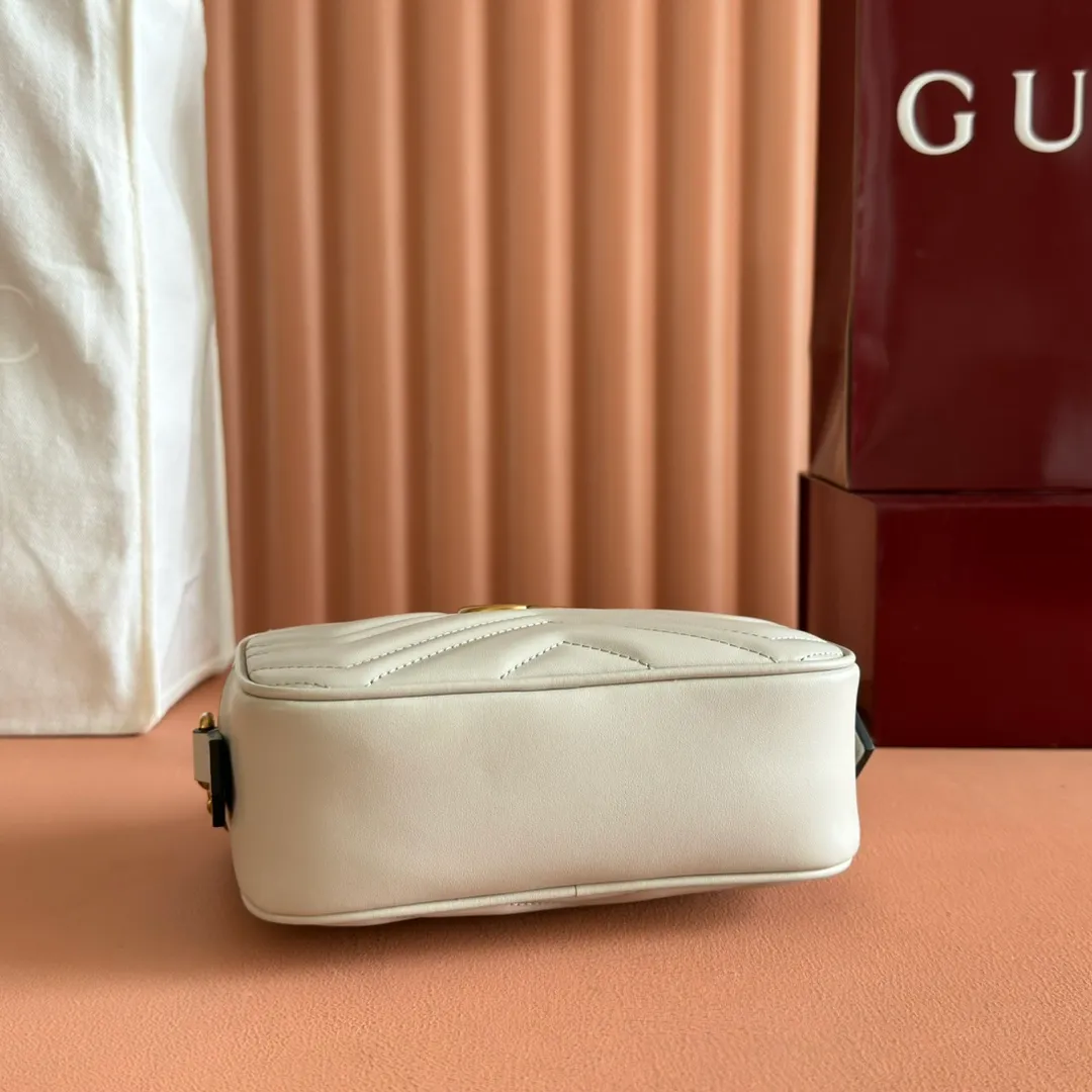 p960. 💋💋💋【Full set of packaging at the counter】🔥🔥"Marmont Italian original leather"‼ ‼ Have you picked up the addictive Gucci bags? The elegant and exquisite design of the GG Marmont series has captured the hearts of many girls! At the same time, it is also a must-have versatile item for global experts! Super awesome! Model: 448065. Size: 18*12*6.