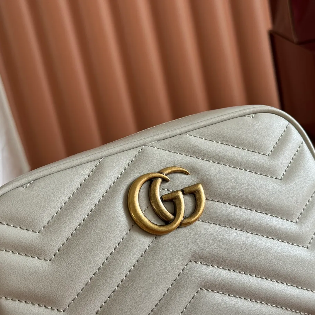 p960. 💋💋💋【Full set of packaging at the counter】🔥🔥"Marmont Italian original leather"‼ ‼ Have you picked up the addictive Gucci bags? The elegant and exquisite design of the GG Marmont series has captured the hearts of many girls! At the same time, it is also a must-have versatile item for global experts! Super awesome! Model: 448065. Size: 18*12*6.