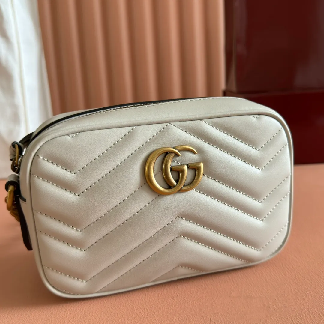 p960. 💋💋💋【Full set of packaging at the counter】🔥🔥"Marmont Italian original leather"‼ ‼ Have you picked up the addictive Gucci bags? The elegant and exquisite design of the GG Marmont series has captured the hearts of many girls! At the same time, it is also a must-have versatile item for global experts! Super awesome! Model: 448065. Size: 18*12*6.