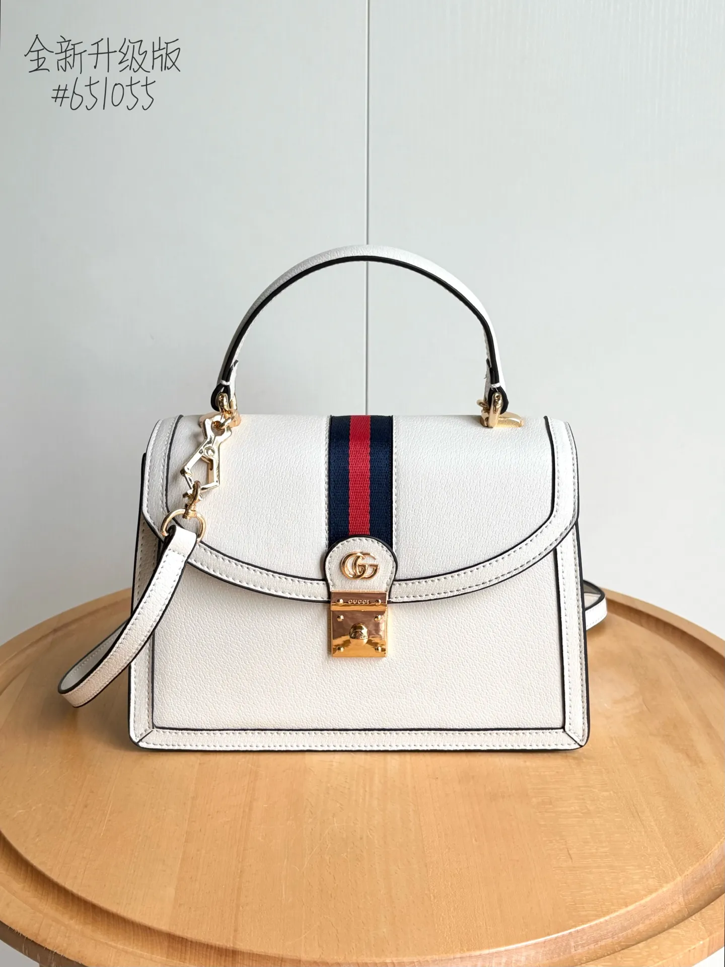Actual shot #💰360 Style number: 651055 original leather Size: 25*17.5*7cm Gucci💝💝Ophidia series brings amazing new products every season. This handbag is one of the Epilogue series and is equipped with a detachable shoulder strap. The square retro shape combines the brand's classic striped webbing and Double G styling accessories. This accessory is inspired by the Gucci archive belt buckle design in the 1970s. It has become one of the brand's symbols after a modern aesthetic interpretation. The handbag is made of the brand's iconic Double G pattern canvas.