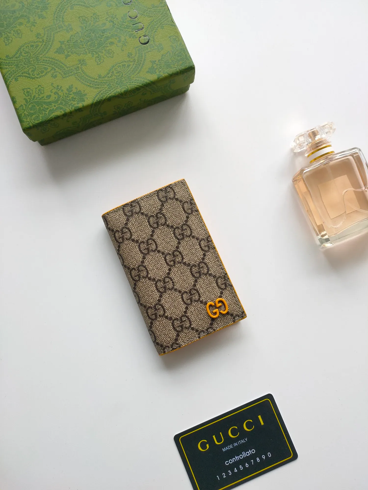 💰100💰Long card holder with GG details. Gucci archive elements GG details and vibrant colors are cleverly blended. This long card holder is crafted from GG Supreme canvas and cleverly incorporates red contrasting details, bringing subtle contrast to this compact daily accessory. Model: 768249. Dimensions when open: 12 (length) x 15cm (width) Dimensions when closed: 12 (length) x 7.5cm (width)