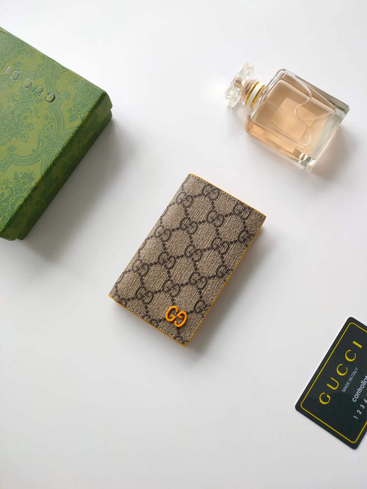 💰100💰Long card holder with GG details. Gucci archive elements GG details and vibrant colors are cleverly blended. This long card holder is crafted from GG Supreme canvas and cleverly incorporates red contrasting details, bringing subtle contrast to this compact daily accessory. Model: 768249. Dimensions when open: 12 (length) x 15cm (width) Dimensions when closed: 12 (length) x 7.5cm (width)
