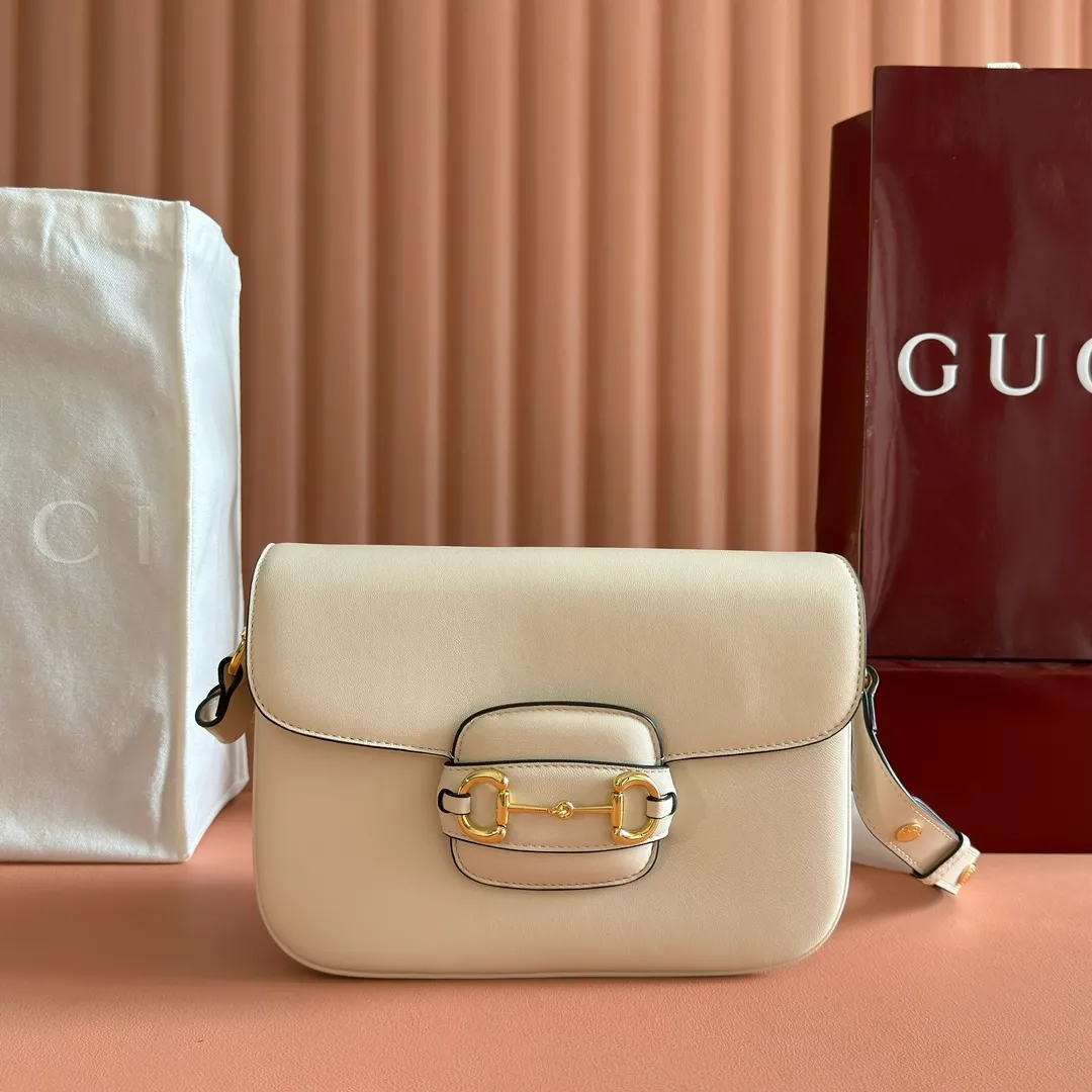 p1580. 💋💋💋【With full set of original counter packaging】2025 autumn and winter series, this shoulder bag reproduces the brand's equestrian style design, integrating light golden tone details and smooth soft leather, with double rings and long accessories, adding to the Gucci Horsebit 1955 series. White soft leather Gold-tone hardware White leather lining Horsebit closure Interior: One open pocket Triple-stitched compartments Adjustable shoulder strap Height: 28cm – 50cm; Length: 71cm – 114cm Model number: 847063. Dimensions: 26cm (width) x 17.5cm (height) x 10cm (depth) Weight: approx. 0.85kg Color: White soft leather. Made in Italy