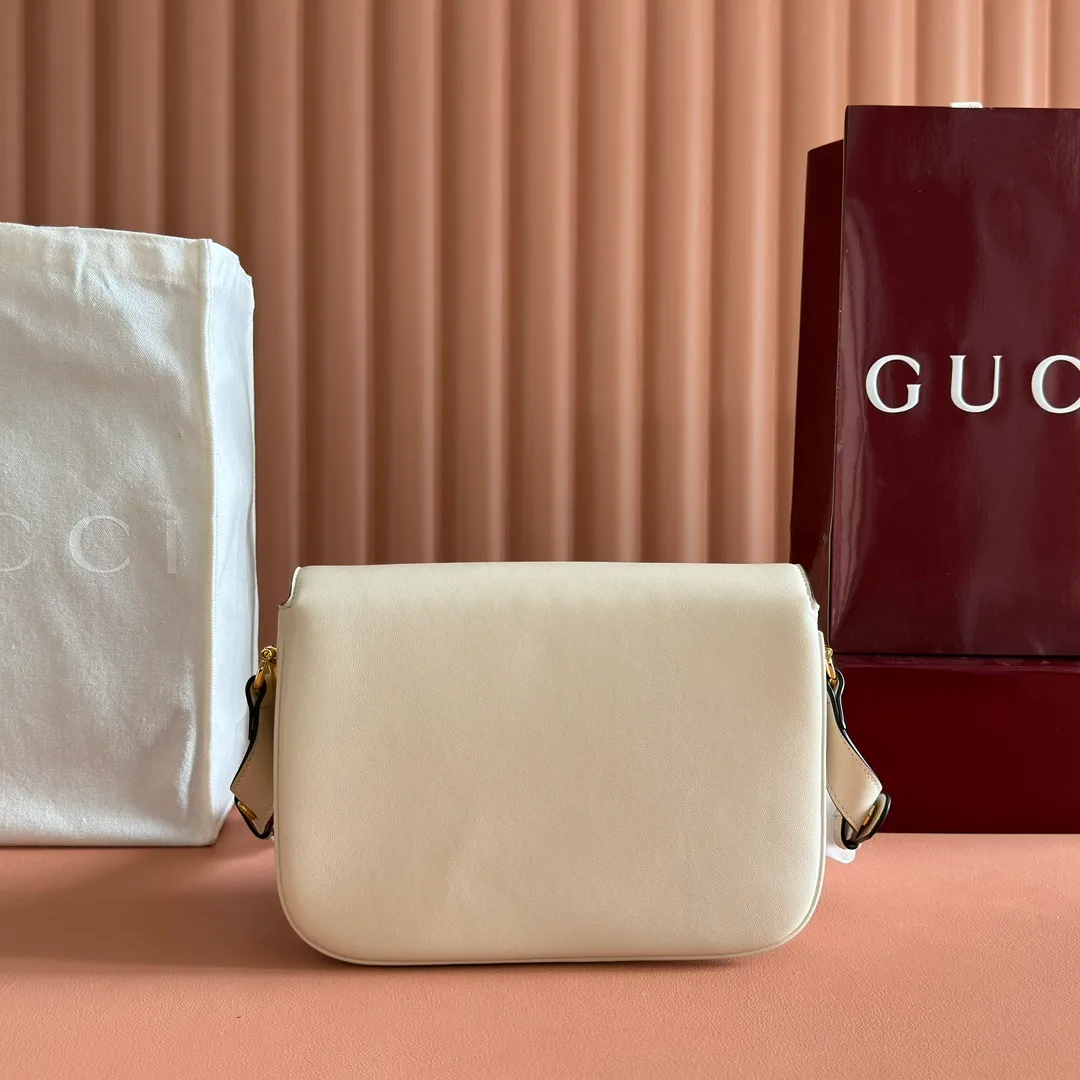 p1580. 💋💋💋【With full set of original counter packaging】2025 autumn and winter series, this shoulder bag reproduces the brand's equestrian style design, integrating light golden tone details and smooth soft leather, with double rings and long accessories, adding to the Gucci Horsebit 1955 series. White soft leather Gold-tone hardware White leather lining Horsebit closure Interior: One open pocket Triple-stitched compartments Adjustable shoulder strap Height: 28cm – 50cm; Length: 71cm – 114cm Model number: 847063. Dimensions: 26cm (width) x 17.5cm (height) x 10cm (depth) Weight: approx. 0.85kg Color: White soft leather. Made in Italy