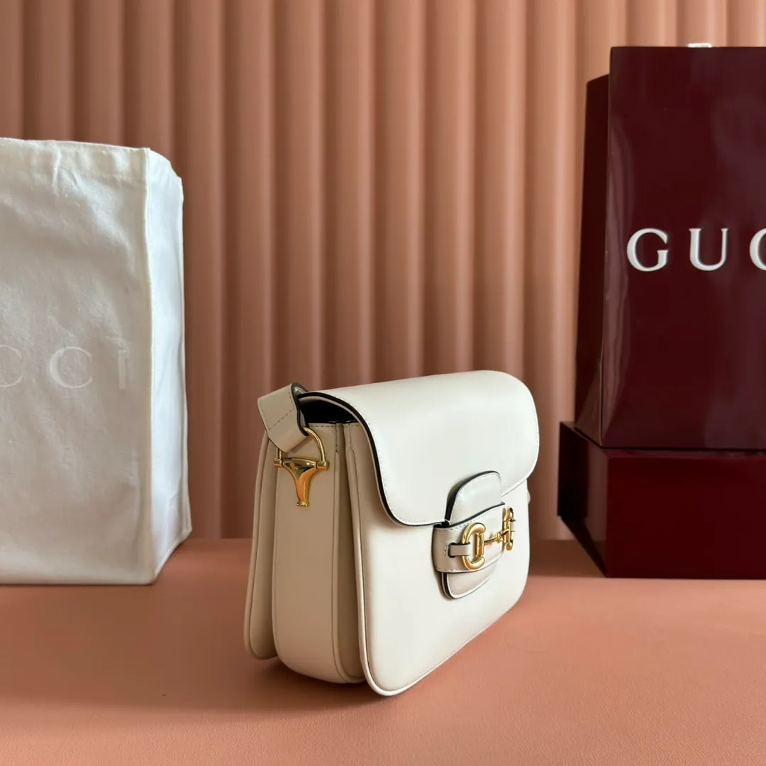 p1580. 💋💋💋【With full set of original counter packaging】2025 autumn and winter series, this shoulder bag reproduces the brand's equestrian style design, integrating light golden tone details and smooth soft leather, with double rings and long accessories, adding to the Gucci Horsebit 1955 series. White soft leather Gold-tone hardware White leather lining Horsebit closure Interior: One open pocket Triple-stitched compartments Adjustable shoulder strap Height: 28cm – 50cm; Length: 71cm – 114cm Model number: 847063. Dimensions: 26cm (width) x 17.5cm (height) x 10cm (depth) Weight: approx. 0.85kg Color: White soft leather. Made in Italy