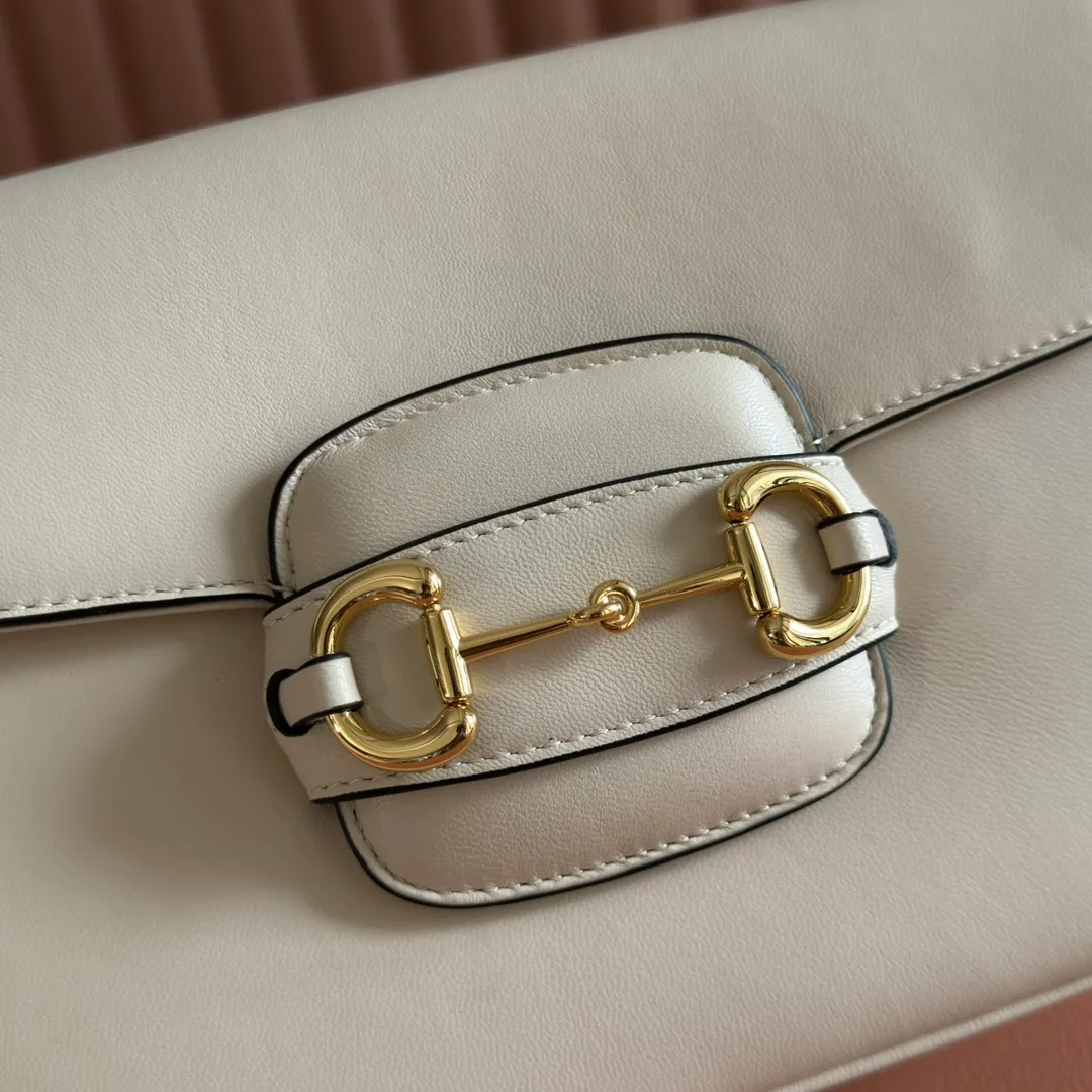 p1580. 💋💋💋【With full set of original counter packaging】2025 autumn and winter series, this shoulder bag reproduces the brand's equestrian style design, integrating light golden tone details and smooth soft leather, with double rings and long accessories, adding to the Gucci Horsebit 1955 series. White soft leather Gold-tone hardware White leather lining Horsebit closure Interior: One open pocket Triple-stitched compartments Adjustable shoulder strap Height: 28cm – 50cm; Length: 71cm – 114cm Model number: 847063. Dimensions: 26cm (width) x 17.5cm (height) x 10cm (depth) Weight: approx. 0.85kg Color: White soft leather. Made in Italy