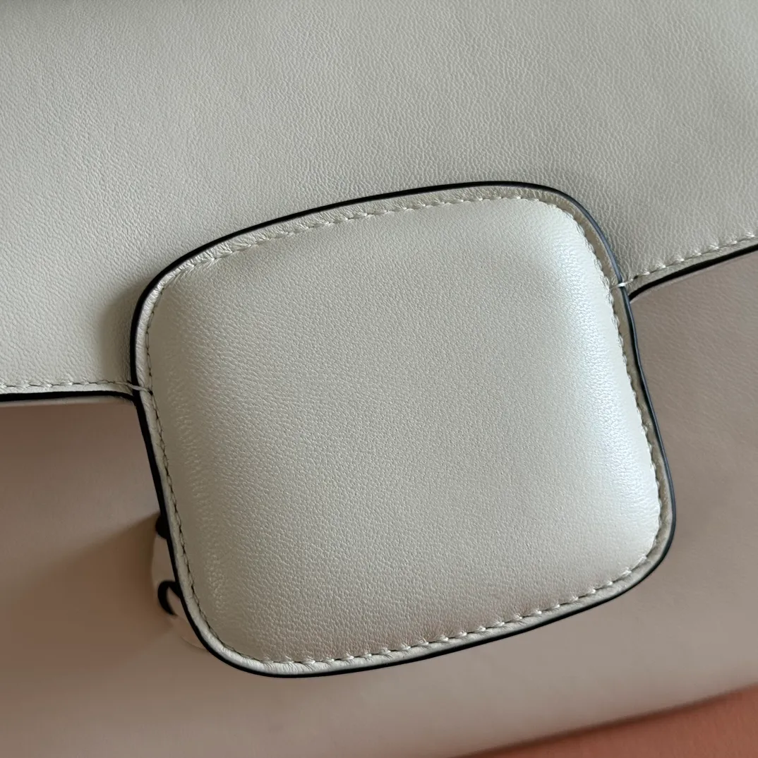 p1580. 💋💋💋【With full set of original counter packaging】2025 autumn and winter series, this shoulder bag reproduces the brand's equestrian style design, integrating light golden tone details and smooth soft leather, with double rings and long accessories, adding to the Gucci Horsebit 1955 series. White soft leather Gold-tone hardware White leather lining Horsebit closure Interior: One open pocket Triple-stitched compartments Adjustable shoulder strap Height: 28cm – 50cm; Length: 71cm – 114cm Model number: 847063. Dimensions: 26cm (width) x 17.5cm (height) x 10cm (depth) Weight: approx. 0.85kg Color: White soft leather. Made in Italy
