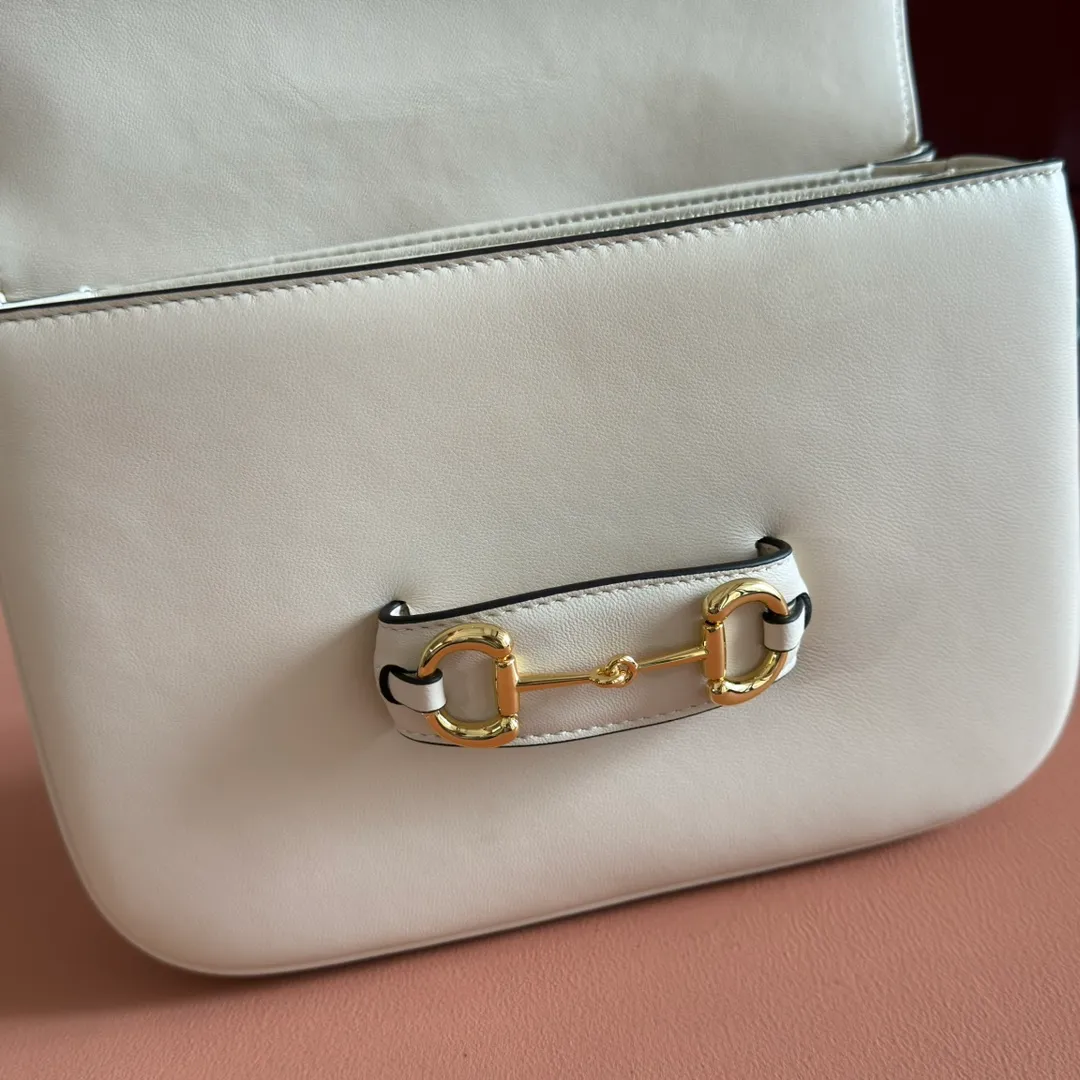 p1580. 💋💋💋【With full set of original counter packaging】2025 autumn and winter series, this shoulder bag reproduces the brand's equestrian style design, integrating light golden tone details and smooth soft leather, with double rings and long accessories, adding to the Gucci Horsebit 1955 series. White soft leather Gold-tone hardware White leather lining Horsebit closure Interior: One open pocket Triple-stitched compartments Adjustable shoulder strap Height: 28cm – 50cm; Length: 71cm – 114cm Model number: 847063. Dimensions: 26cm (width) x 17.5cm (height) x 10cm (depth) Weight: approx. 0.85kg Color: White soft leather. Made in Italy