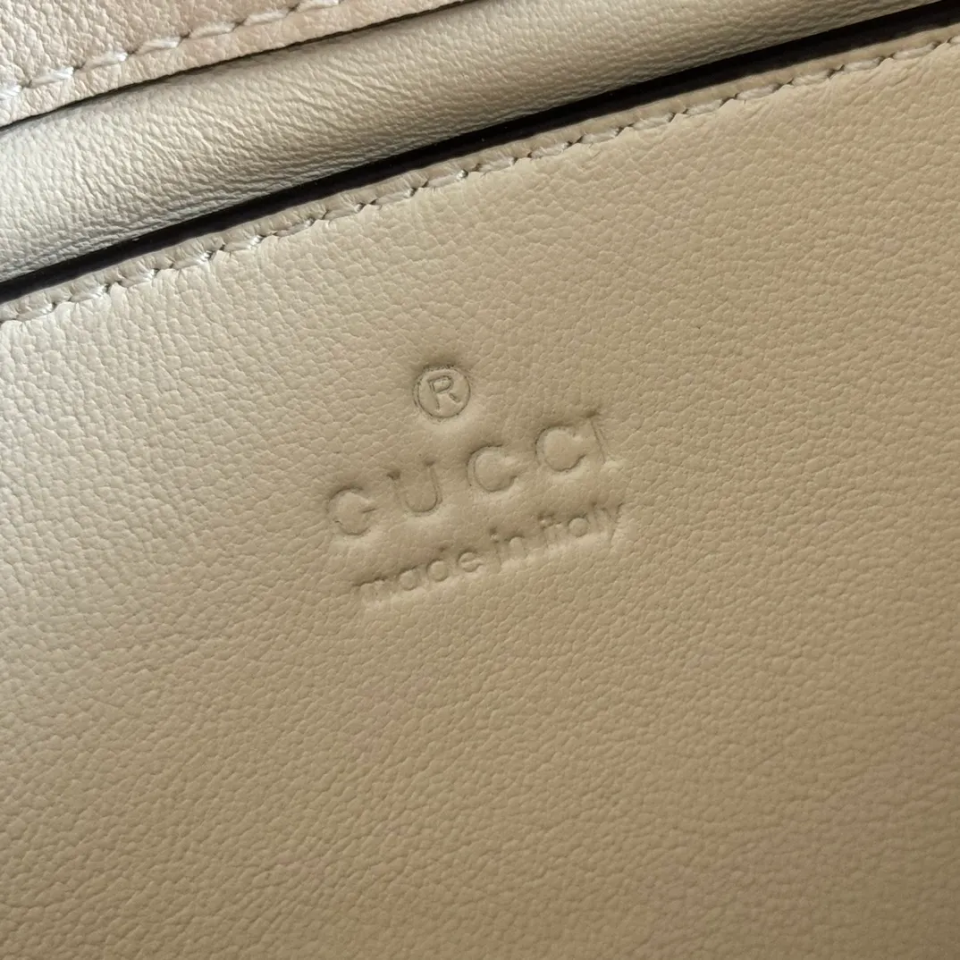 p1580. 💋💋💋【With full set of original counter packaging】2025 autumn and winter series, this shoulder bag reproduces the brand's equestrian style design, integrating light golden tone details and smooth soft leather, with double rings and long accessories, adding to the Gucci Horsebit 1955 series. White soft leather Gold-tone hardware White leather lining Horsebit closure Interior: One open pocket Triple-stitched compartments Adjustable shoulder strap Height: 28cm – 50cm; Length: 71cm – 114cm Model number: 847063. Dimensions: 26cm (width) x 17.5cm (height) x 10cm (depth) Weight: approx. 0.85kg Color: White soft leather. Made in Italy