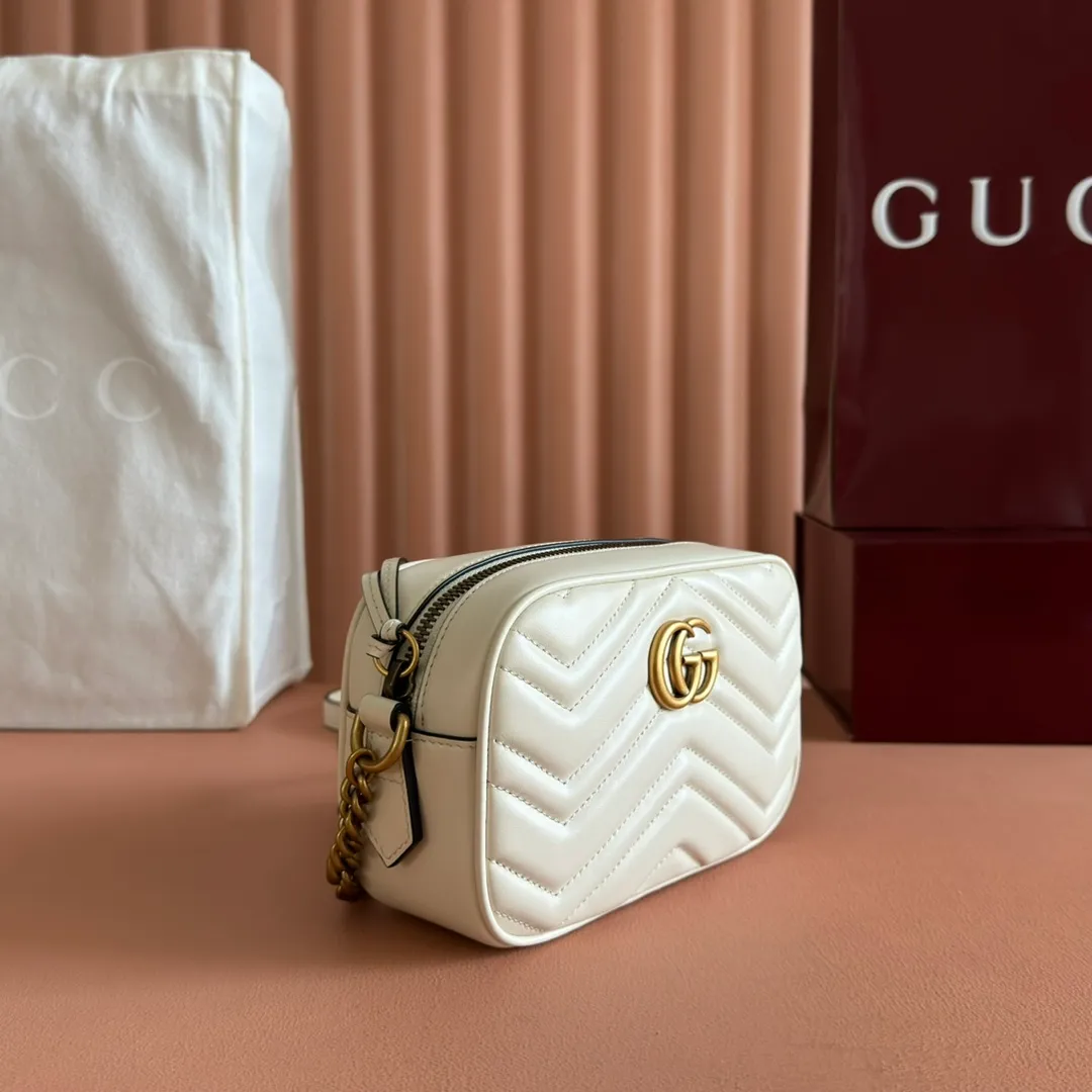 p960. 💋💋💋【Full set of packaging at the counter】🔥🔥"Marmont Italian original leather"‼ ‼ Have you picked up the addictive Gucci bags? The elegant and exquisite design of the GG Marmont series has captured the hearts of many girls! At the same time, it is also a must-have versatile item for global experts! Super awesome! Model: 448065. Size: 18*12*6.