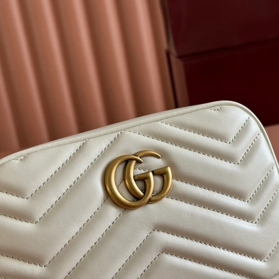 p960. 💋💋💋【Full set of packaging at the counter】🔥🔥"Marmont Italian original leather"‼ ‼ Have you picked up the addictive Gucci bags? The elegant and exquisite design of the GG Marmont series has captured the hearts of many girls! At the same time, it is also a must-have versatile item for global experts! Super awesome! Model: 448065. Size: 18*12*6.
