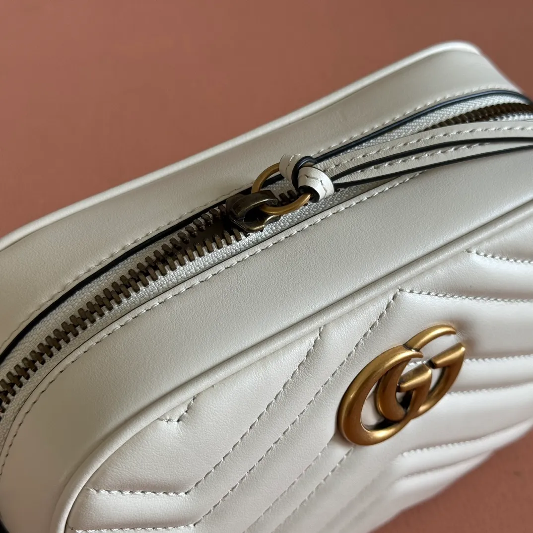 p960. 💋💋💋【Full set of packaging at the counter】🔥🔥"Marmont Italian original leather"‼ ‼ Have you picked up the addictive Gucci bags? The elegant and exquisite design of the GG Marmont series has captured the hearts of many girls! At the same time, it is also a must-have versatile item for global experts! Super awesome! Model: 448065. Size: 18*12*6.