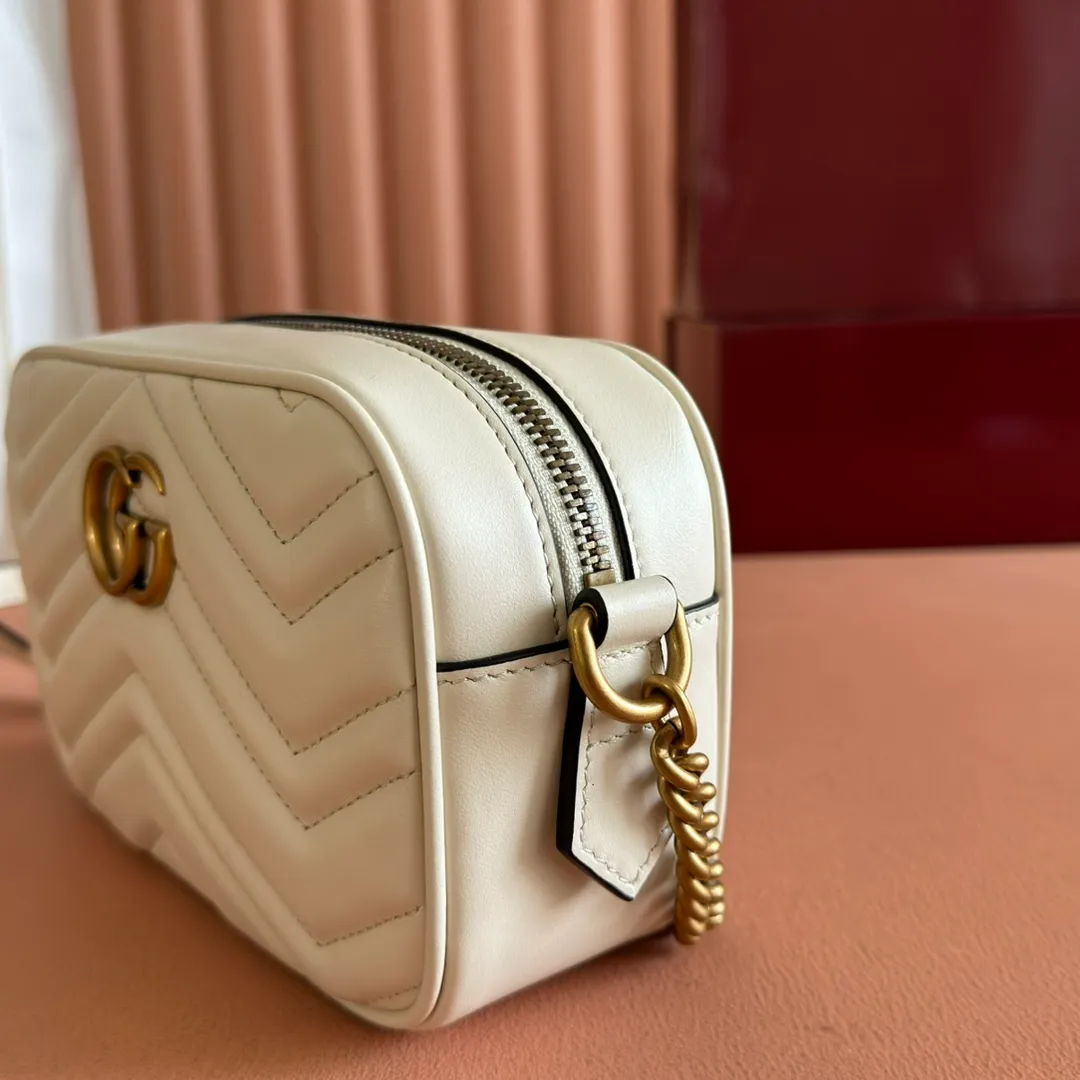p960. 💋💋💋【Full set of packaging at the counter】🔥🔥"Marmont Italian original leather"‼ ‼ Have you picked up the addictive Gucci bags? The elegant and exquisite design of the GG Marmont series has captured the hearts of many girls! At the same time, it is also a must-have versatile item for global experts! Super awesome! Model: 448065. Size: 18*12*6.
