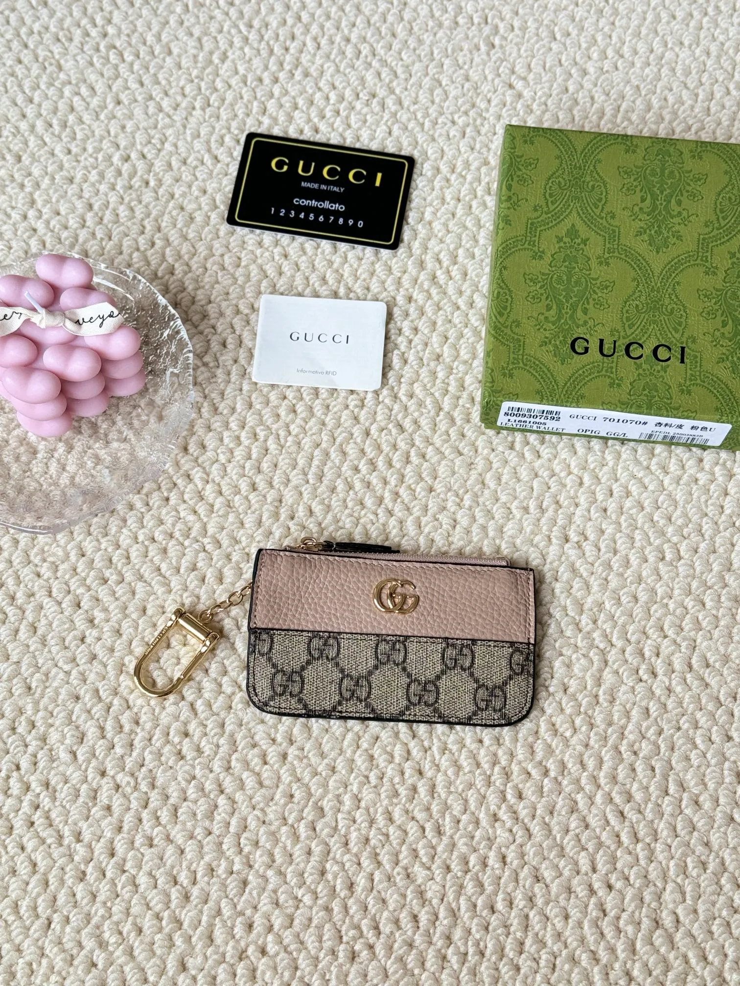 💰130 Gucci comes with box packaging and keychain card holder. The "Gucci March of Love" series has been updated to present multi-functional elements to interpret the brand's spirit of self-expression. Equipped with 3 card slots and a keychain hook, this model exudes a strong brand identity. Size: 12.5X7X1.5cm Number: 701070