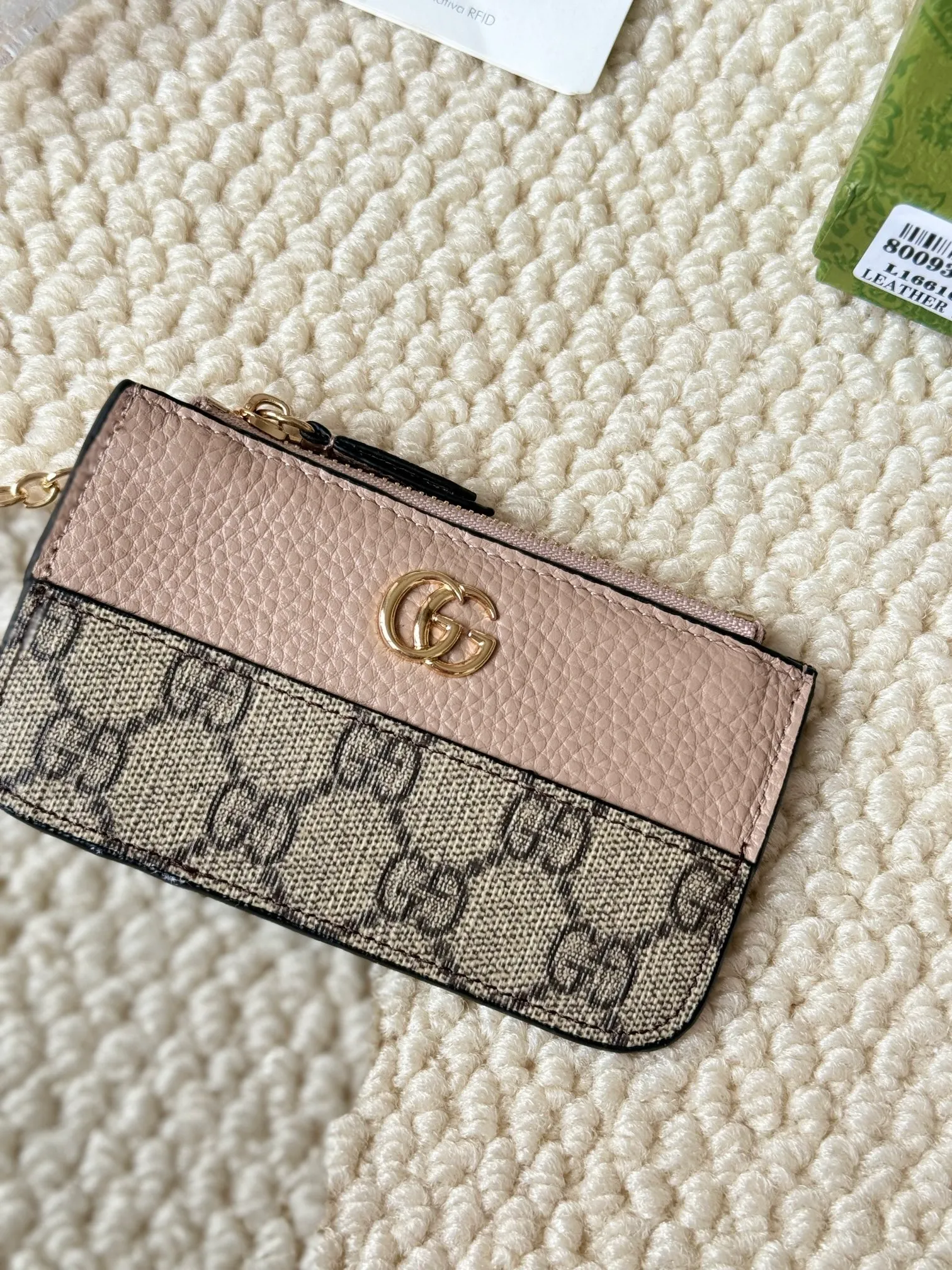 💰130 Gucci comes with box packaging and keychain card holder. The "Gucci March of Love" series has been updated to present multi-functional elements to interpret the brand's spirit of self-expression. Equipped with 3 card slots and a keychain hook, this model exudes a strong brand identity. Size: 12.5X7X1.5cm Number: 701070