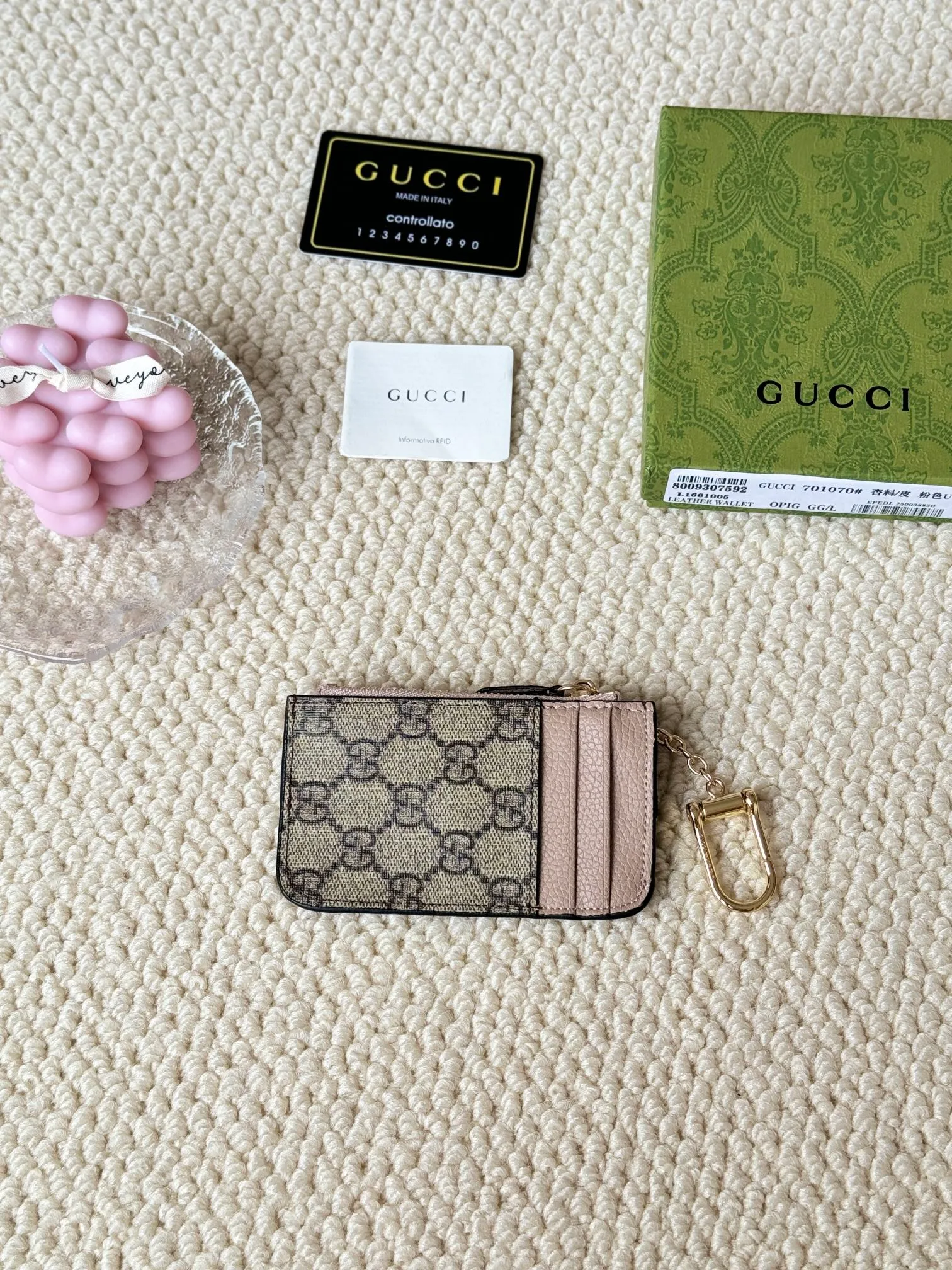 💰130 Gucci comes with box packaging and keychain card holder. The "Gucci March of Love" series has been updated to present multi-functional elements to interpret the brand's spirit of self-expression. Equipped with 3 card slots and a keychain hook, this model exudes a strong brand identity. Size: 12.5X7X1.5cm Number: 701070