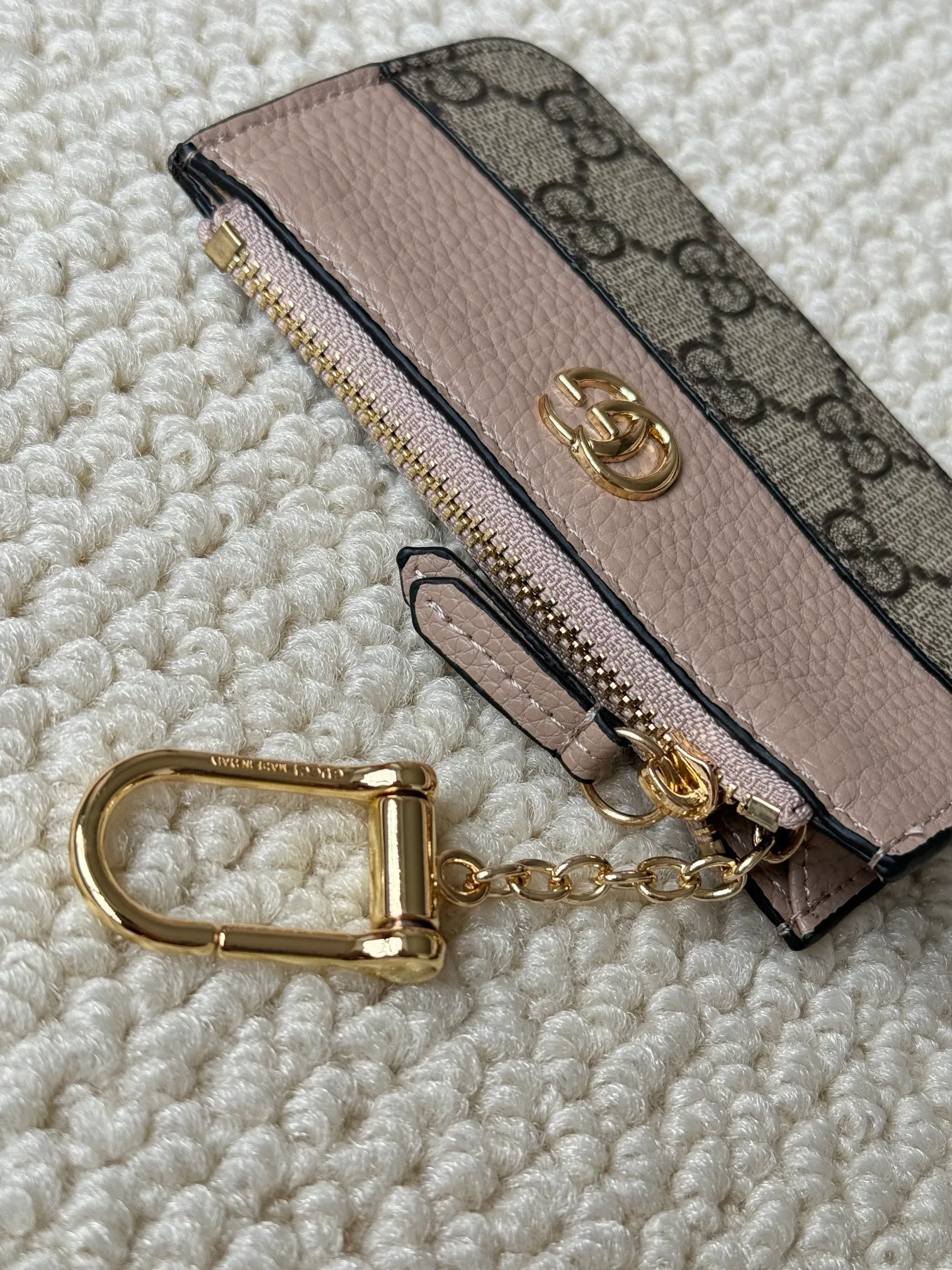 💰130 Gucci comes with box packaging and keychain card holder. The "Gucci March of Love" series has been updated to present multi-functional elements to interpret the brand's spirit of self-expression. Equipped with 3 card slots and a keychain hook, this model exudes a strong brand identity. Size: 12.5X7X1.5cm Number: 701070
