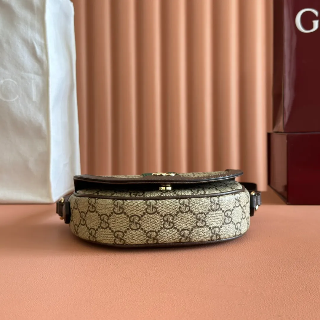 p1000💋💋💋"With full set of original counter packaging" [New Product] The Ophidia series ingeniously interprets novel silhouettes and functions, with iconic beige and brown colors, creating a bag with soft texture and fashionable style. The crescent-shaped flap is trimmed with signature webbing. Beige and dark brown GG monogram coated fabric Brown leather trim Light gold-toned hardware Green linen-cotton blend lining Double G Web strap Interior: One card compartment Adjustable leather shoulder strap Height: 51 cm Magnetic snap closure Ident.: 838476. Dimensions: 20cm (width) x 13cm (height) x 4.5cm (depth) Weight: approx. 377g Color: Brown/PVC. Made in Italy