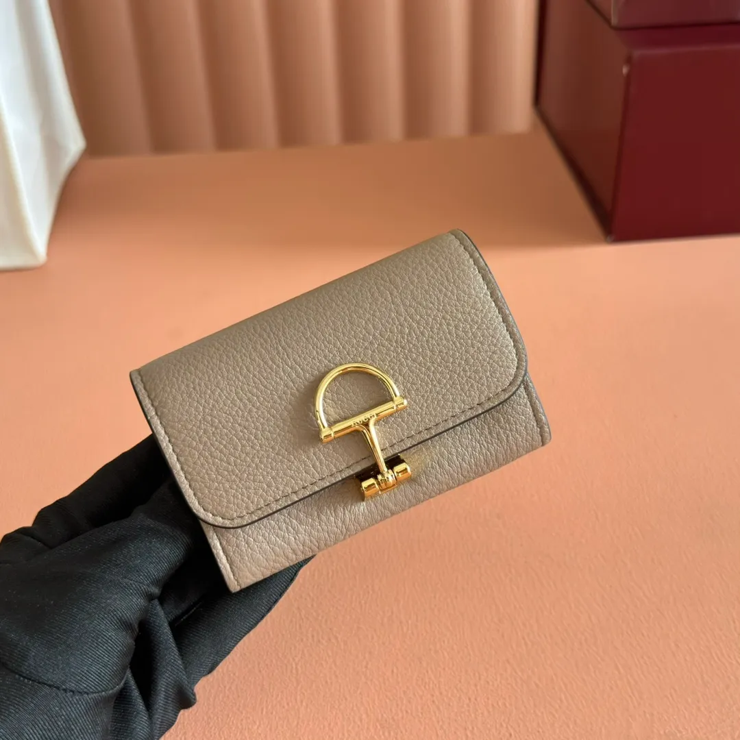 p440💋💋💋"With full set of original counter packaging" [New Product] Gucci continues the brand's deep heritage and deepens its connection with the origins of equestrianism. The half-horsebit pattern is transformed into opening and closing details, adding color to many small leather goods. This card holder is crafted from Gucci Ancola red grained calf leather and is embellished with classic elements. Gucci Ankara red grained calfskin Light gold tone hardware Half horsebit closure Interior: One zip pocket, one flat pocket, one compartment Outside: One open pocket Snap-stud closure Ident: 828148. Dimensions: 10.5cm (width) x 7cm (height) x 3cm (depth) Weight: approx. 62g