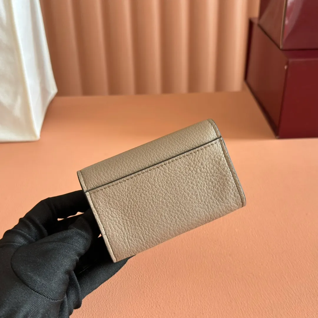 p440💋💋💋"With full set of original counter packaging" [New Product] Gucci continues the brand's deep heritage and deepens its connection with the origins of equestrianism. The half-horsebit pattern is transformed into opening and closing details, adding color to many small leather goods. This card holder is crafted from Gucci Ancola red grained calf leather and is embellished with classic elements. Gucci Ankara red grained calfskin Light gold tone hardware Half horsebit closure Interior: One zip pocket, one flat pocket, one compartment Outside: One open pocket Snap-stud closure Ident: 828148. Dimensions: 10.5cm (width) x 7cm (height) x 3cm (depth) Weight: approx. 62g