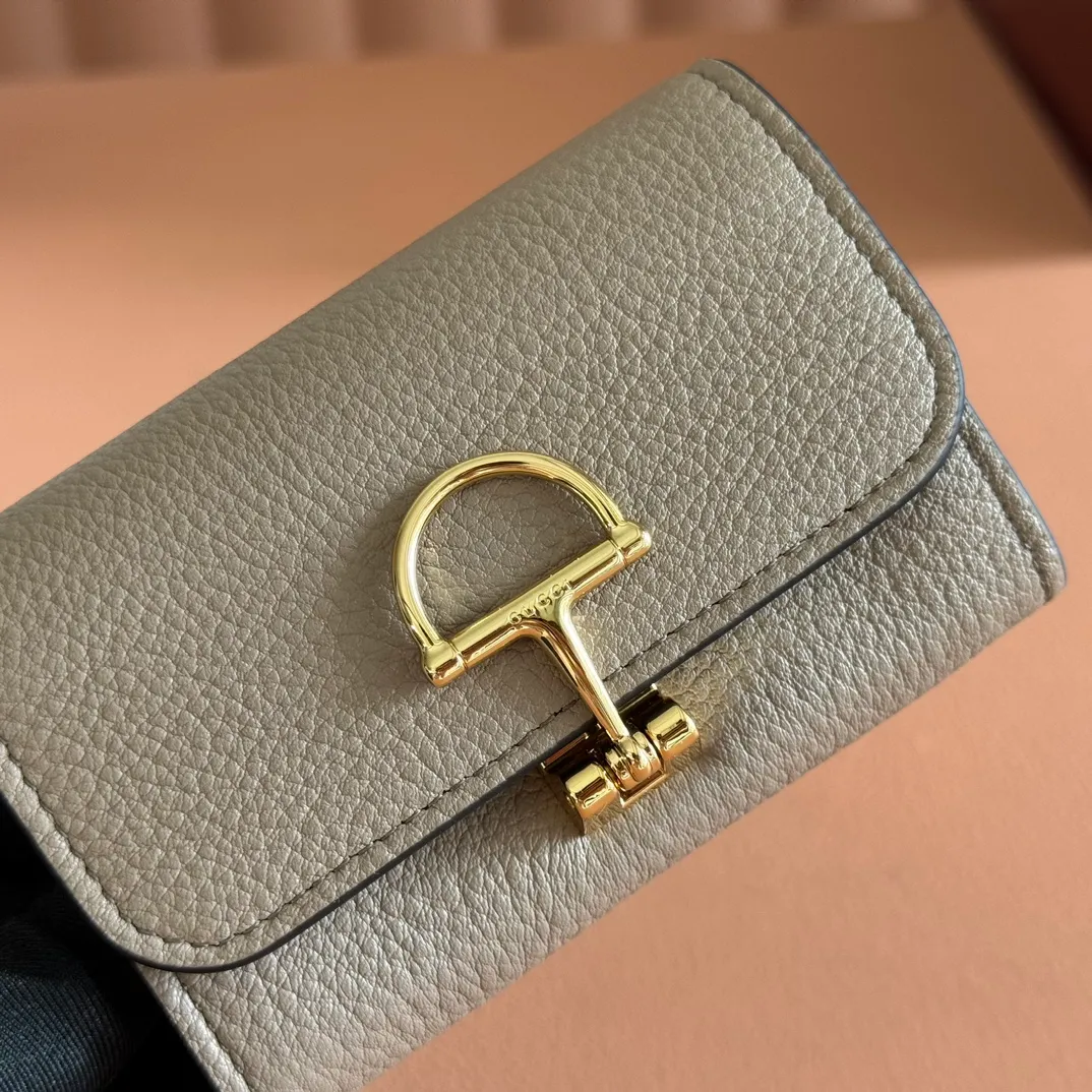 p440💋💋💋"With full set of original counter packaging" [New Product] Gucci continues the brand's deep heritage and deepens its connection with the origins of equestrianism. The half-horsebit pattern is transformed into opening and closing details, adding color to many small leather goods. This card holder is crafted from Gucci Ancola red grained calf leather and is embellished with classic elements. Gucci Ankara red grained calfskin Light gold tone hardware Half horsebit closure Interior: One zip pocket, one flat pocket, one compartment Outside: One open pocket Snap-stud closure Ident: 828148. Dimensions: 10.5cm (width) x 7cm (height) x 3cm (depth) Weight: approx. 62g