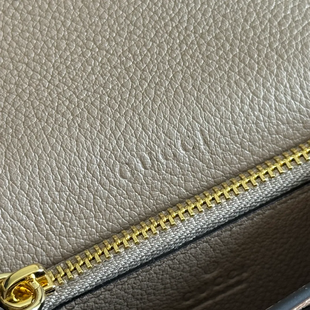 p440💋💋💋"With full set of original counter packaging" [New Product] Gucci continues the brand's deep heritage and deepens its connection with the origins of equestrianism. The half-horsebit pattern is transformed into opening and closing details, adding color to many small leather goods. This card holder is crafted from Gucci Ancola red grained calf leather and is embellished with classic elements. Gucci Ankara red grained calfskin Light gold tone hardware Half horsebit closure Interior: One zip pocket, one flat pocket, one compartment Outside: One open pocket Snap-stud closure Ident: 828148. Dimensions: 10.5cm (width) x 7cm (height) x 3cm (depth) Weight: approx. 62g