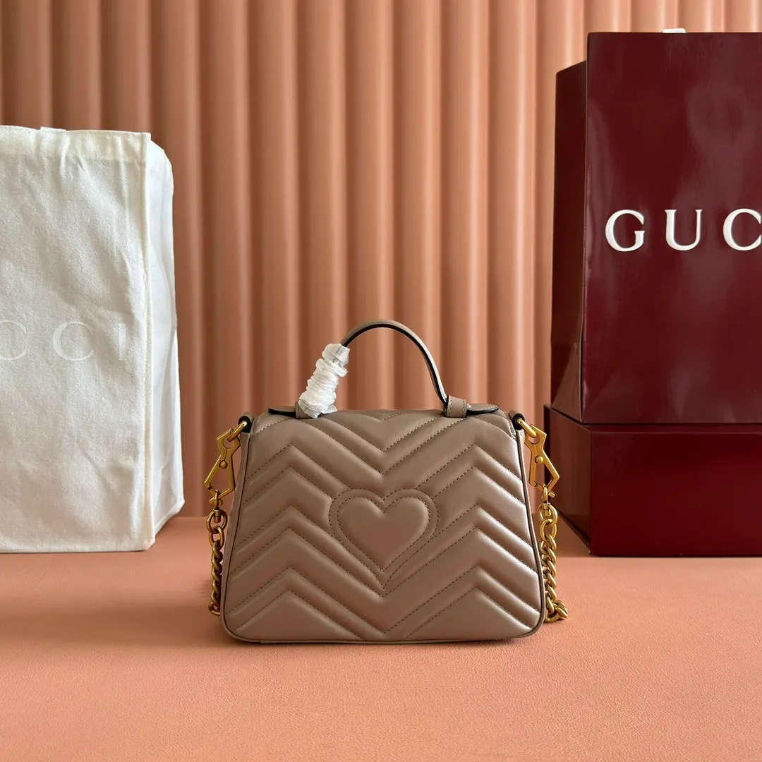 p1280. 📣📣📣【Original leather accessories🌈Full set of counter packaging】🔥🔥 ‼ ‼ "Marmont Italian Original Leather"‼ ‼ Have you picked up the addictive Gucci bags? The elegant and exquisite design of the GG Marmont series has captured the hearts of many girls! At the same time, it is also a must-have versatile item for global experts! Super awesome! Model: 547260. Size: 21*15.5*8. Color: milk tea