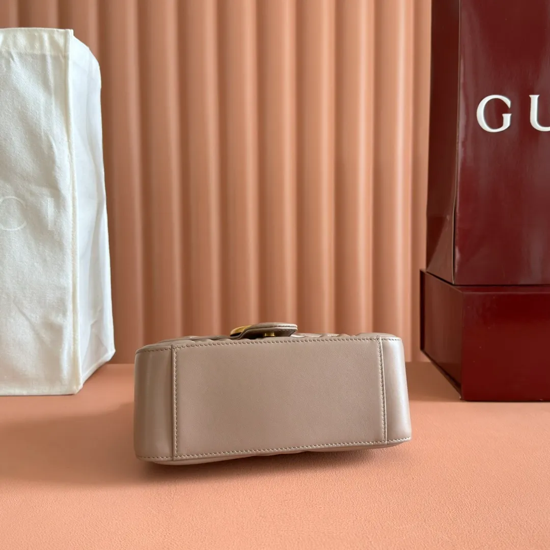 p1280. 📣📣📣【Original leather accessories🌈Full set of counter packaging】🔥🔥 ‼ ‼ "Marmont Italian Original Leather"‼ ‼ Have you picked up the addictive Gucci bags? The elegant and exquisite design of the GG Marmont series has captured the hearts of many girls! At the same time, it is also a must-have versatile item for global experts! Super awesome! Model: 547260. Size: 21*15.5*8. Color: milk tea