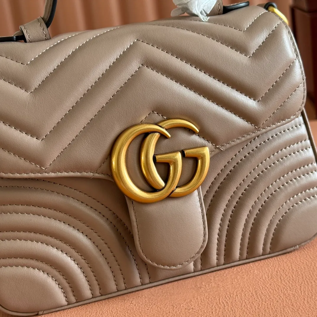 p1280. 📣📣📣【Original leather accessories🌈Full set of counter packaging】🔥🔥 ‼ ‼ "Marmont Italian Original Leather"‼ ‼ Have you picked up the addictive Gucci bags? The elegant and exquisite design of the GG Marmont series has captured the hearts of many girls! At the same time, it is also a must-have versatile item for global experts! Super awesome! Model: 547260. Size: 21*15.5*8. Color: milk tea