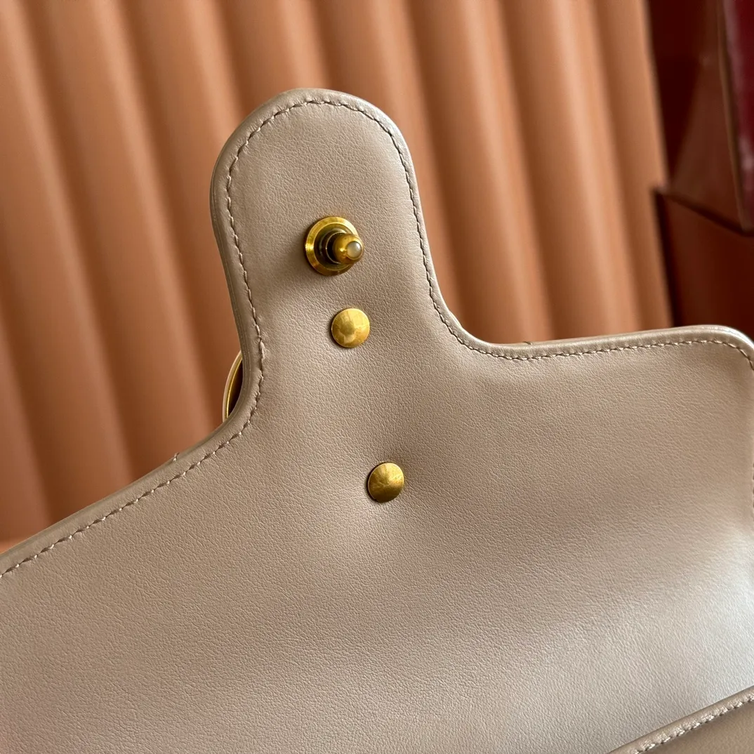 p1280. 📣📣📣【Original leather accessories🌈Full set of counter packaging】🔥🔥 ‼ ‼ "Marmont Italian Original Leather"‼ ‼ Have you picked up the addictive Gucci bags? The elegant and exquisite design of the GG Marmont series has captured the hearts of many girls! At the same time, it is also a must-have versatile item for global experts! Super awesome! Model: 547260. Size: 21*15.5*8. Color: milk tea