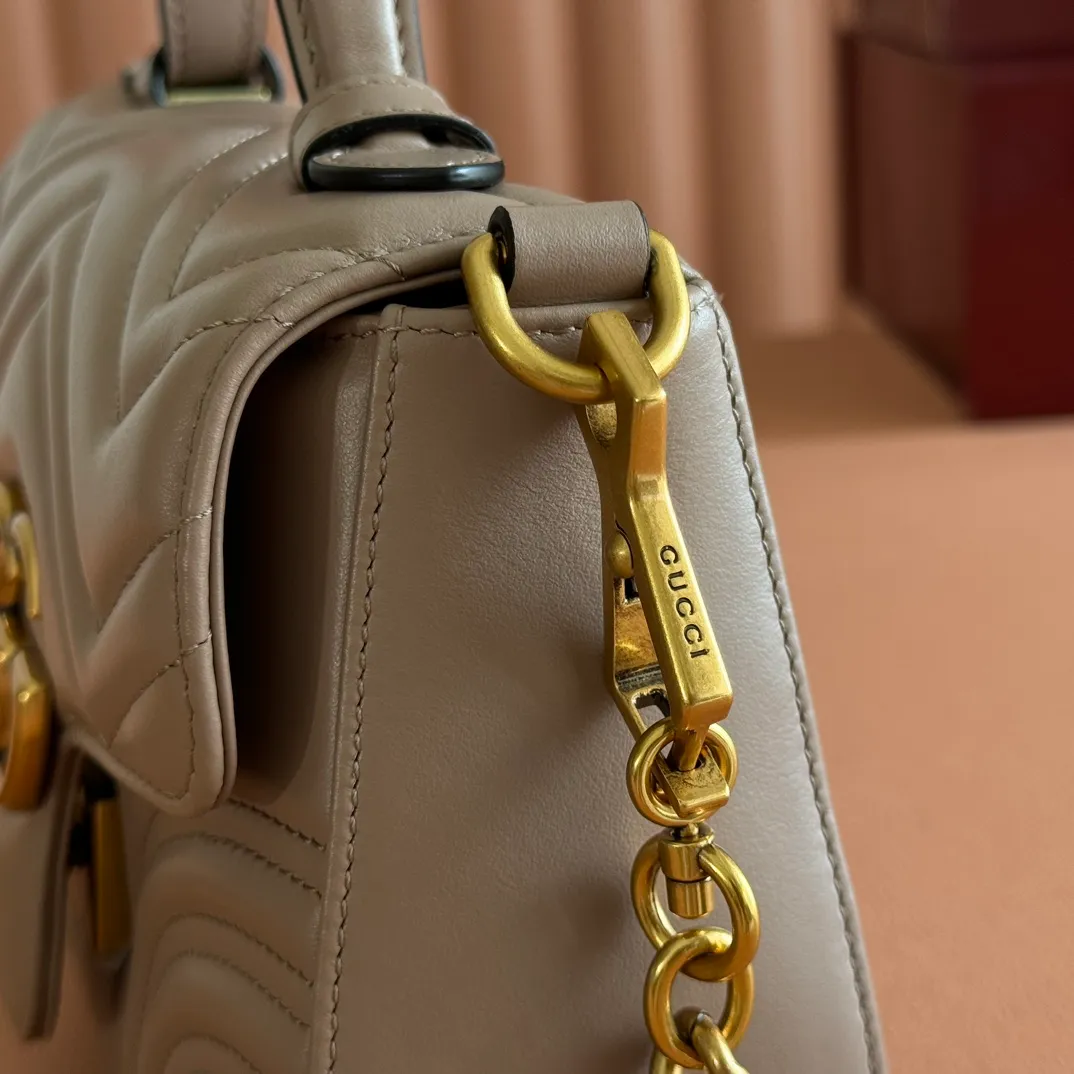 p1280. 📣📣📣【Original leather accessories🌈Full set of counter packaging】🔥🔥 ‼ ‼ "Marmont Italian Original Leather"‼ ‼ Have you picked up the addictive Gucci bags? The elegant and exquisite design of the GG Marmont series has captured the hearts of many girls! At the same time, it is also a must-have versatile item for global experts! Super awesome! Model: 547260. Size: 21*15.5*8. Color: milk tea