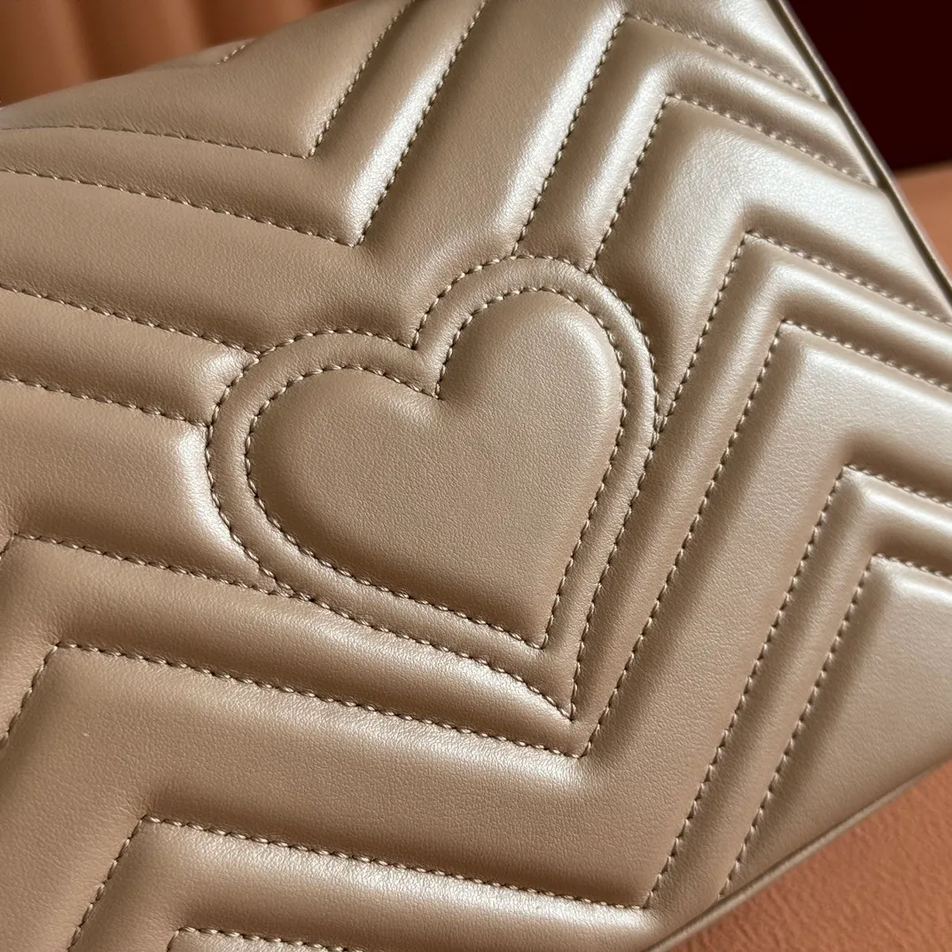 p1280. 📣📣📣【Original leather accessories🌈Full set of counter packaging】🔥🔥 ‼ ‼ "Marmont Italian Original Leather"‼ ‼ Have you picked up the addictive Gucci bags? The elegant and exquisite design of the GG Marmont series has captured the hearts of many girls! At the same time, it is also a must-have versatile item for global experts! Super awesome! Model: 547260. Size: 21*15.5*8. Color: milk tea