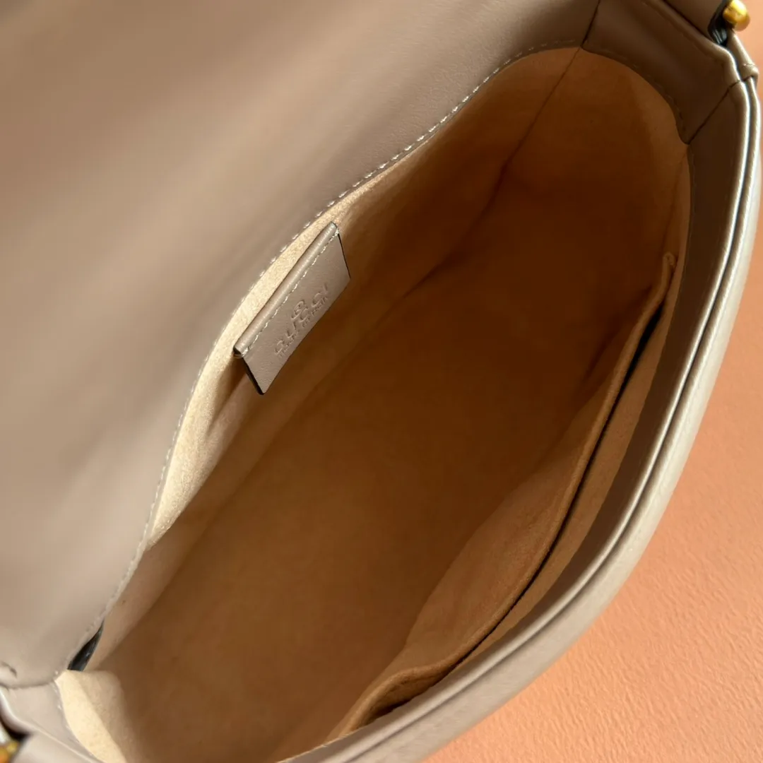 p1280. 📣📣📣【Original leather accessories🌈Full set of counter packaging】🔥🔥 ‼ ‼ "Marmont Italian Original Leather"‼ ‼ Have you picked up the addictive Gucci bags? The elegant and exquisite design of the GG Marmont series has captured the hearts of many girls! At the same time, it is also a must-have versatile item for global experts! Super awesome! Model: 547260. Size: 21*15.5*8. Color: milk tea