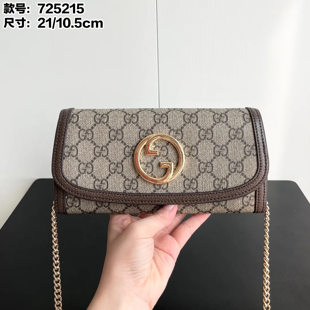 Actual shot #💰260 Model: 725215 Comes with box Size: 21x10.5cm I fell in love with Gucci Blondie at first sight. Second-hand bags have always been my favorite. They are super popular now, mainly because they are so beautiful! It can be worn as an armpit bag or as a cross-body carry. Depending on your mood, I find it very retro, fashionable and fascinating to carry it either way! Many colors to choose from, running quantity models
