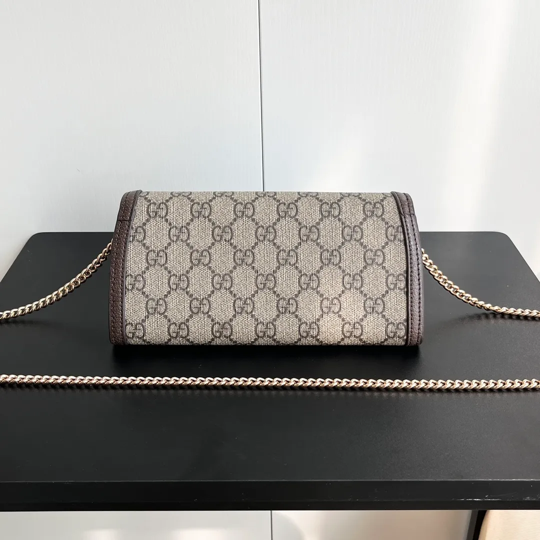 Actual shot #💰260 Model: 725215 Comes with box Size: 21x10.5cm I fell in love with Gucci Blondie at first sight. Second-hand bags have always been my favorite. They are super popular now, mainly because they are so beautiful! It can be worn as an armpit bag or as a cross-body carry. Depending on your mood, I find it very retro, fashionable and fascinating to carry it either way! Many colors to choose from, running quantity models