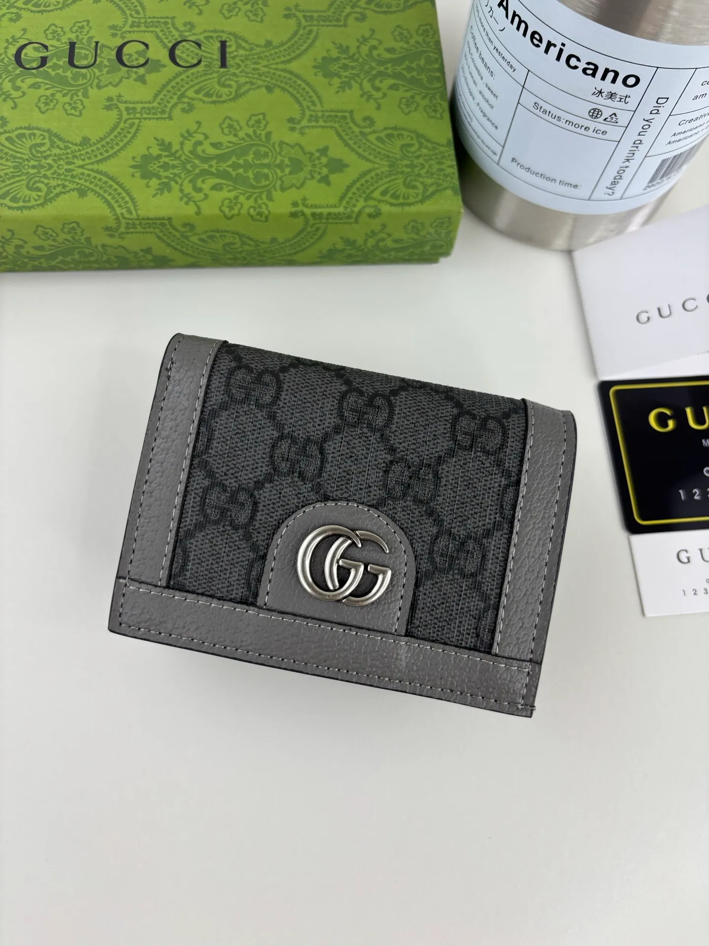 💰150 GUCCl Ophidia series card holder, the GG logo evolved from the Gucci diamond pattern that appeared in the 1930s, and has since become the traditional essence of Gucci. This new Ophidia series card holder uses this recognizable pattern on gray material. Double G hardware completes the look, in gray GG Supreme canvas with gray leather piping and palladium-toned hardware Double G. Style number: 706845 Size: 11cm x 9cm x 3cm Color: Gray