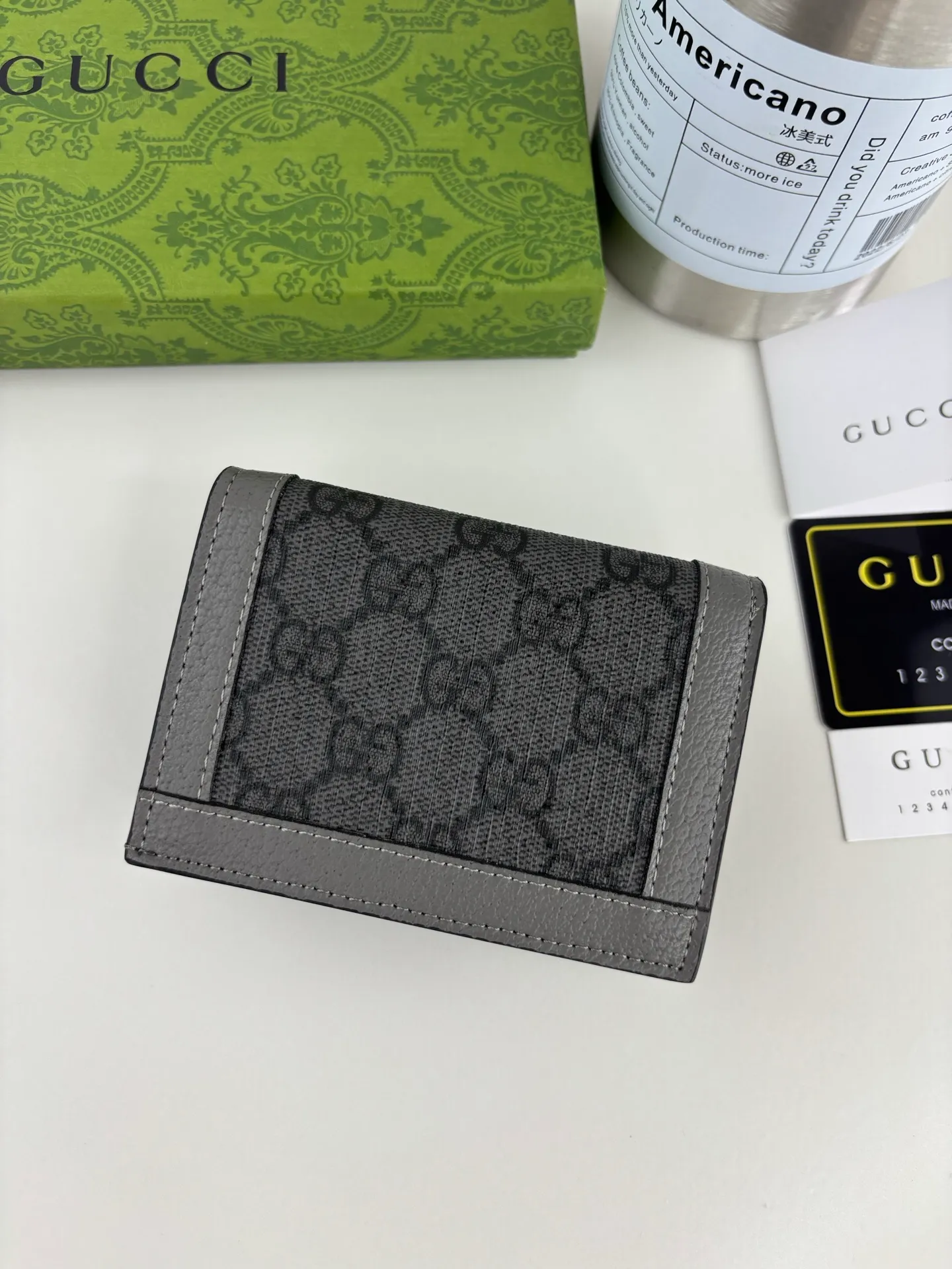 💰150 GUCCl Ophidia series card holder, the GG logo evolved from the Gucci diamond pattern that appeared in the 1930s, and has since become the traditional essence of Gucci. This new Ophidia series card holder uses this recognizable pattern on gray material. Double G hardware completes the look, in gray GG Supreme canvas with gray leather piping and palladium-toned hardware Double G. Style number: 706845 Size: 11cm x 9cm x 3cm Color: Gray