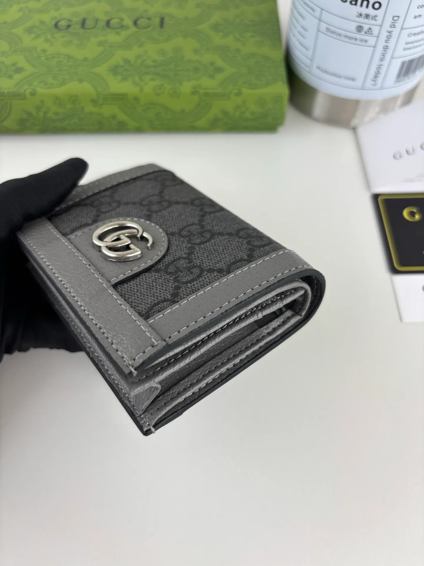💰150 GUCCl Ophidia series card holder, the GG logo evolved from the Gucci diamond pattern that appeared in the 1930s, and has since become the traditional essence of Gucci. This new Ophidia series card holder uses this recognizable pattern on gray material. Double G hardware completes the look, in gray GG Supreme canvas with gray leather piping and palladium-toned hardware Double G. Style number: 706845 Size: 11cm x 9cm x 3cm Color: Gray