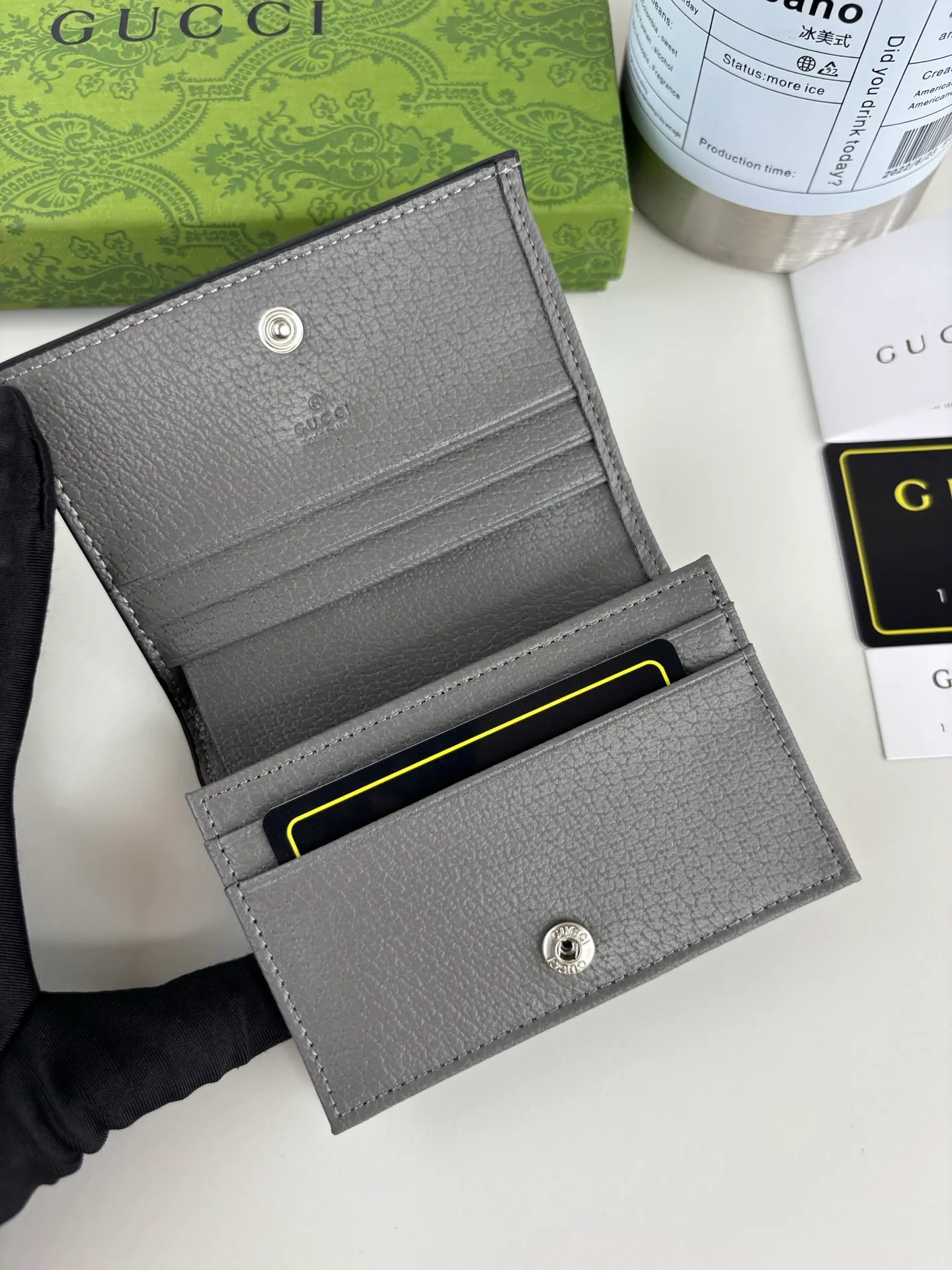 💰150 GUCCl Ophidia series card holder, the GG logo evolved from the Gucci diamond pattern that appeared in the 1930s, and has since become the traditional essence of Gucci. This new Ophidia series card holder uses this recognizable pattern on gray material. Double G hardware completes the look, in gray GG Supreme canvas with gray leather piping and palladium-toned hardware Double G. Style number: 706845 Size: 11cm x 9cm x 3cm Color: Gray