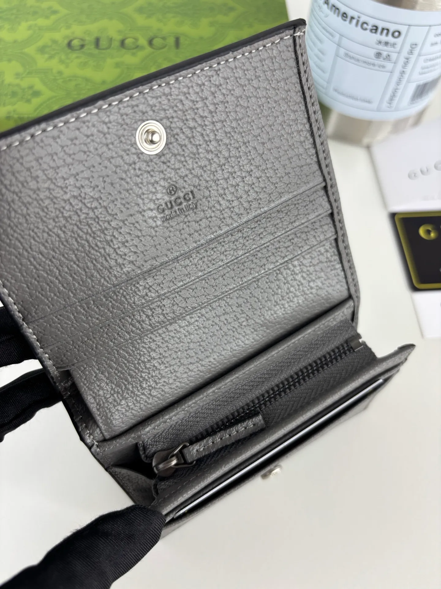 💰150 GUCCl Ophidia series card holder, the GG logo evolved from the Gucci diamond pattern that appeared in the 1930s, and has since become the traditional essence of Gucci. This new Ophidia series card holder uses this recognizable pattern on gray material. Double G hardware completes the look, in gray GG Supreme canvas with gray leather piping and palladium-toned hardware Double G. Style number: 706845 Size: 11cm x 9cm x 3cm Color: Gray