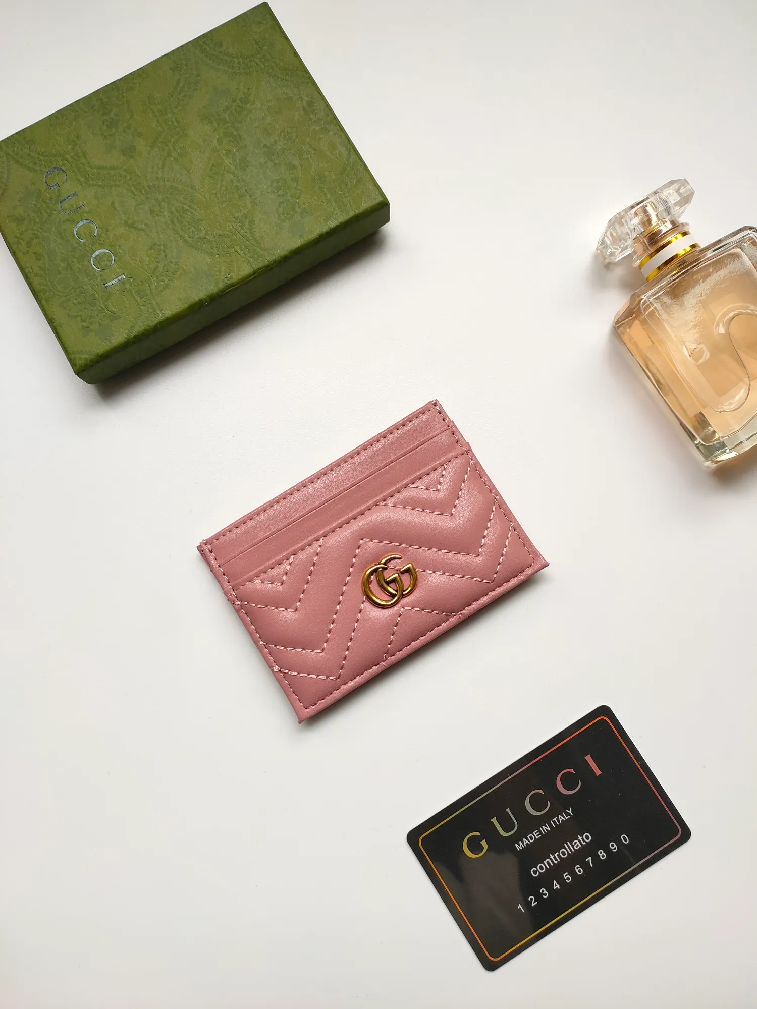 ¥90💰GUCCI’s new women’s card holder. GG Marmont card holder. Made of calfskin, quilted humanoid pattern and crafted with top-grade overseas hardware. Style number: 443127 full leather. GG Marmont card holder! Size: W10xH7cm. Comes with packaging box.