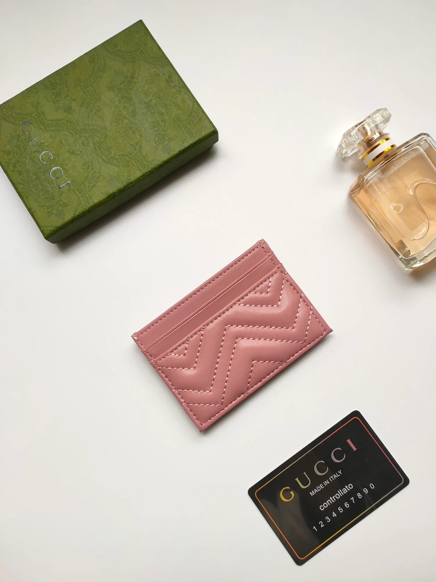 ¥90💰GUCCI’s new women’s card holder. GG Marmont card holder. Made of calfskin, quilted humanoid pattern and crafted with top-grade overseas hardware. Style number: 443127 full leather. GG Marmont card holder! Size: W10xH7cm. Comes with packaging box.