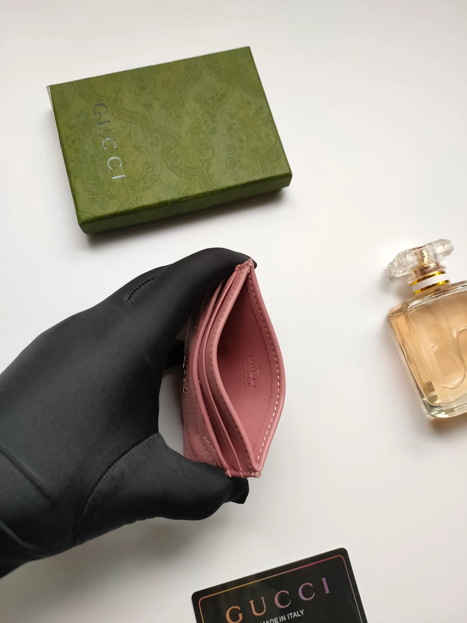 ¥90💰GUCCI’s new women’s card holder. GG Marmont card holder. Made of calfskin, quilted humanoid pattern and crafted with top-grade overseas hardware. Style number: 443127 full leather. GG Marmont card holder! Size: W10xH7cm. Comes with packaging box.
