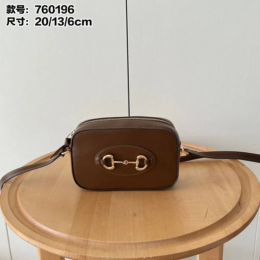 Actual shot #💰260 Style number: 760196 brown leather Size: 20✖️13✖️6cm 𝗚𝘂𝗰𝗰𝗶 𝗛𝗼𝗿𝘀𝗲𝗯𝗶𝘁 𝟭𝟵𝟱𝟱 camera bag The classic horsebit and retro style can be matched casually without going wrong. The size is invincible and friendly~ A cute toast bun shape🍞Not too big, not too small, just right! The length of the shoulder strap can be adjusted with a pin buckle for cross-body wear, and the capacity also meets daily needs~