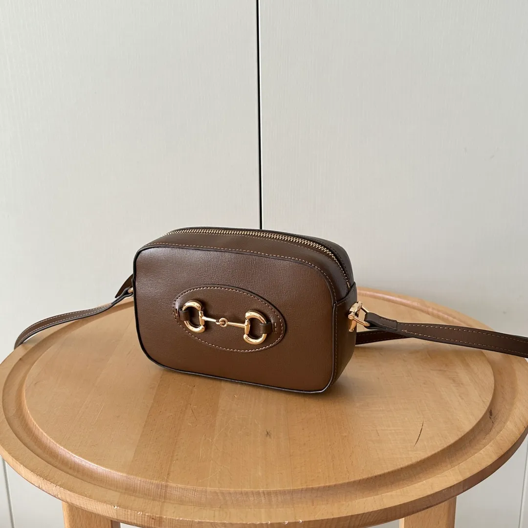 Actual shot #💰260 Style number: 760196 brown leather Size: 20✖️13✖️6cm 𝗚𝘂𝗰𝗰𝗶 𝗛𝗼𝗿𝘀𝗲𝗯𝗶𝘁 𝟭𝟵𝟱𝟱 camera bag The classic horsebit and retro style can be matched casually without going wrong. The size is invincible and friendly~ A cute toast bun shape🍞Not too big, not too small, just right! The length of the shoulder strap can be adjusted with a pin buckle for cross-body wear, and the capacity also meets daily needs~