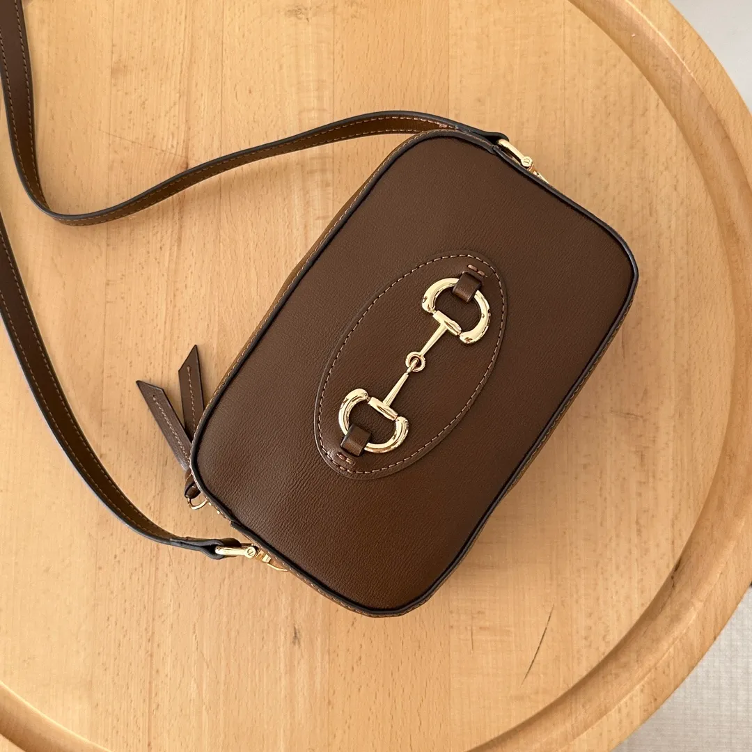 Actual shot #💰260 Style number: 760196 brown leather Size: 20✖️13✖️6cm 𝗚𝘂𝗰𝗰𝗶 𝗛𝗼𝗿𝘀𝗲𝗯𝗶𝘁 𝟭𝟵𝟱𝟱 camera bag The classic horsebit and retro style can be matched casually without going wrong. The size is invincible and friendly~ A cute toast bun shape🍞Not too big, not too small, just right! The length of the shoulder strap can be adjusted with a pin buckle for cross-body wear, and the capacity also meets daily needs~